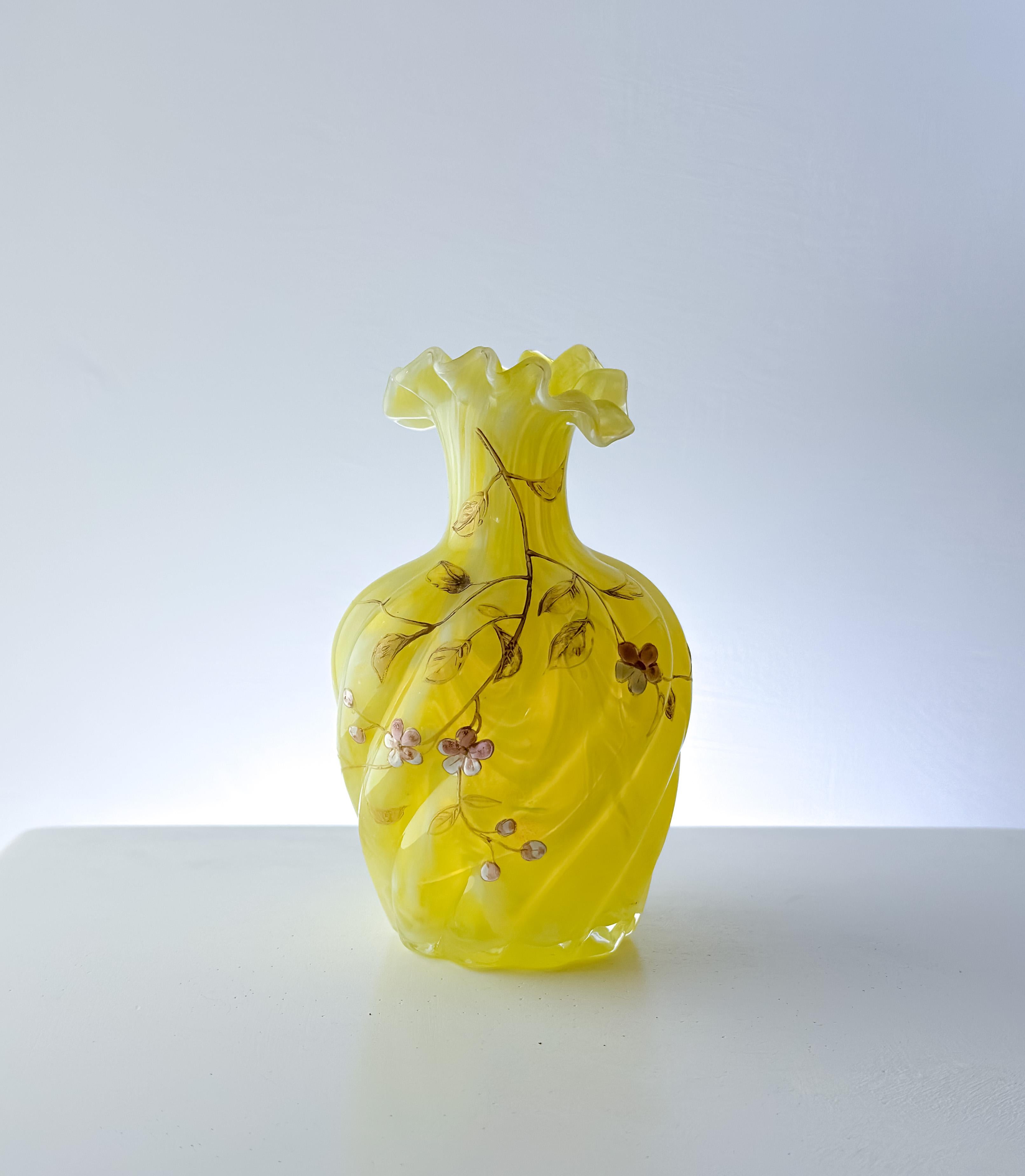 Vaso in vetro giallo di Boemia, tardo vittoriano, di Harrach 1890 in vendita 1