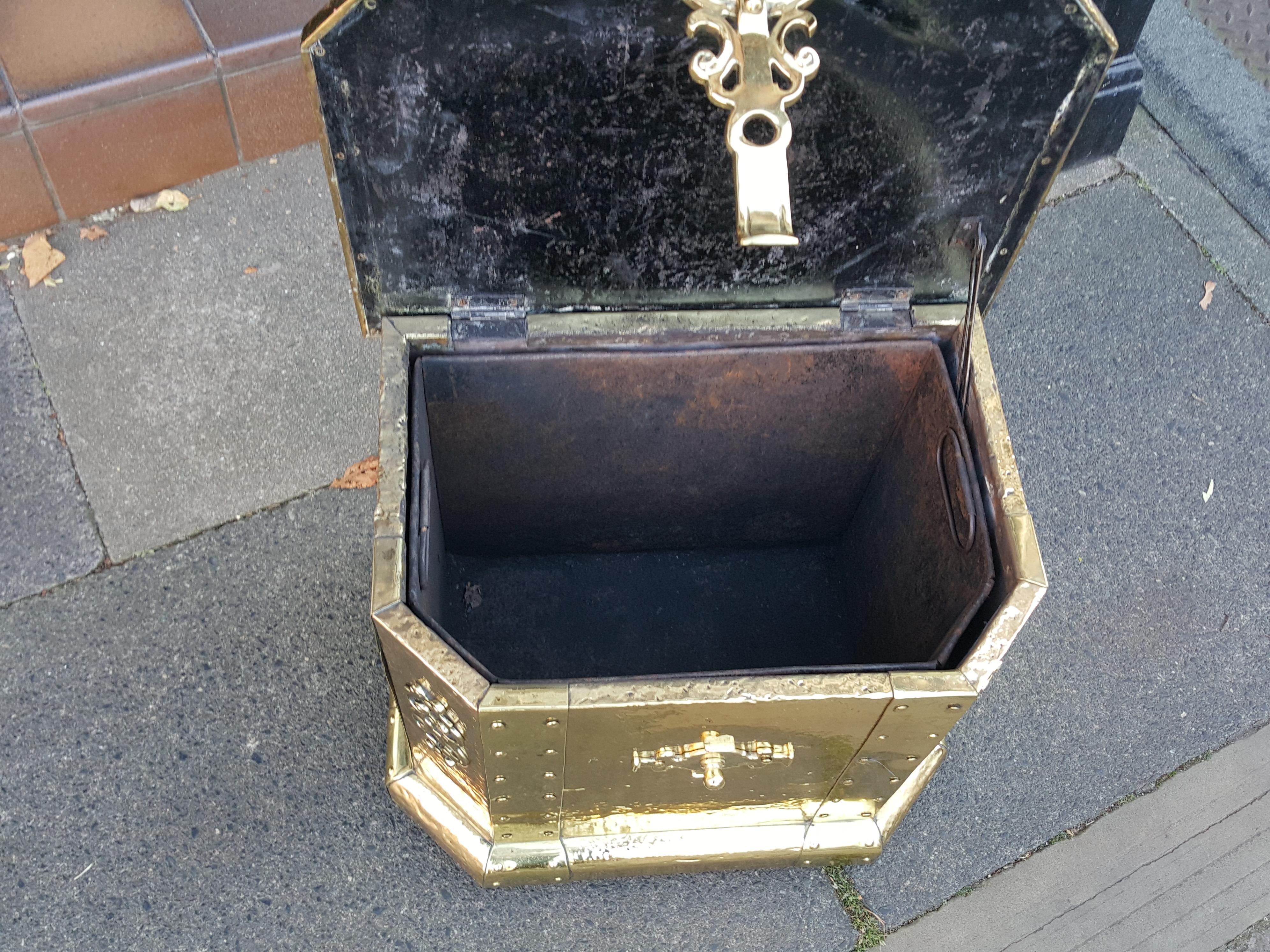 Late Victorian Brass Coal Box In Good Condition In Altrincham, Cheshire