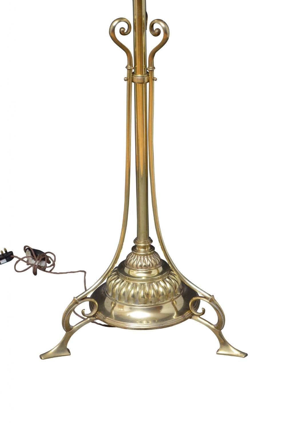 Late Victorian Brass Height Adjustable Standard Lamp In Good Condition In Whaley Bridge, GB