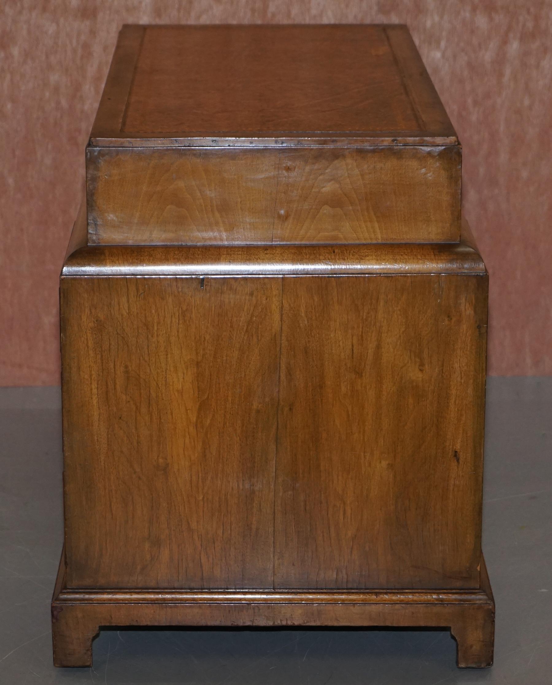 Late Victorian Burl Walnut Cushion Curve Pedestal Desk Brown Leather Surface For Sale 6