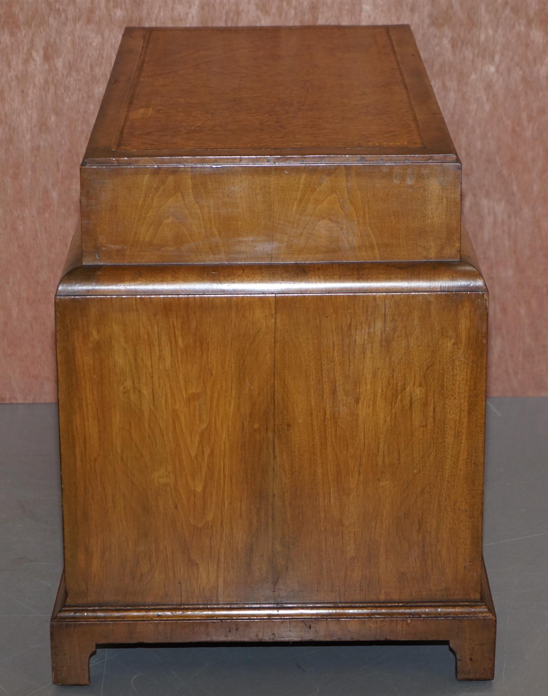 Late Victorian Burl Walnut Cushion Curve Pedestal Desk Brown Leather Surface For Sale 4