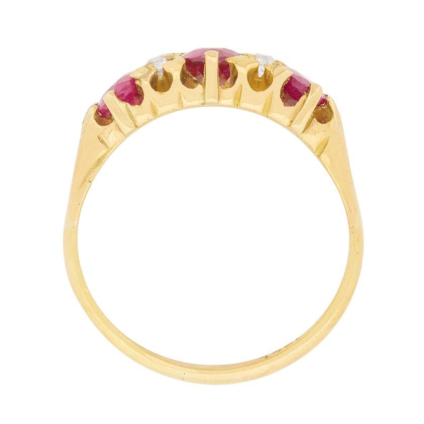 Ein Ring aus der späten viktorianischen Ära mit drei ovalen birmanischen Rubinen, die mit vertikal gesetzten Paaren von Diamanten im Altschliff durchsetzt sind. Der Ring hat ein Gesamtgewicht von 0,20 Karat, wobei der mittlere Rubin 0,60 Karat und