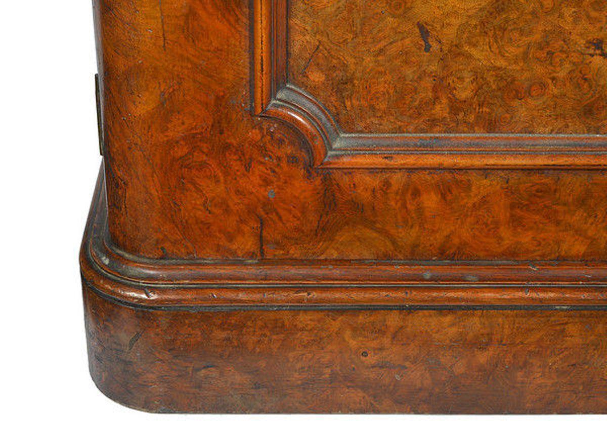 Late Victorian Burr Walnut Cabinet with a Pair of Raised Stands to the Top (Spätes 19. Jahrhundert) im Angebot