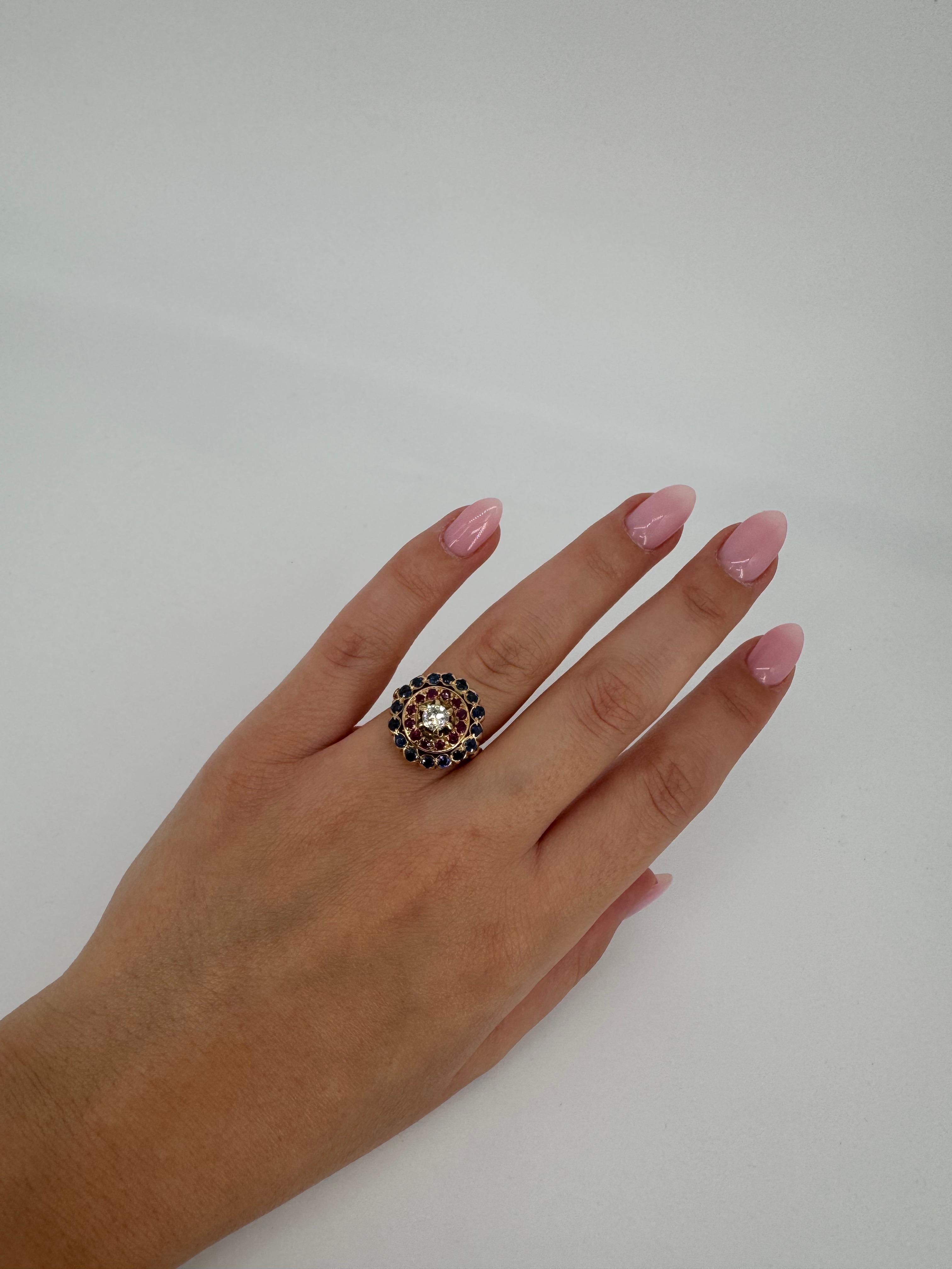 Im Angebot: Spätviktorianischer (ca. 1880-1900) Rubin- und Saphir-Diamant-Cluster-Ring aus 18 K Yello () 9