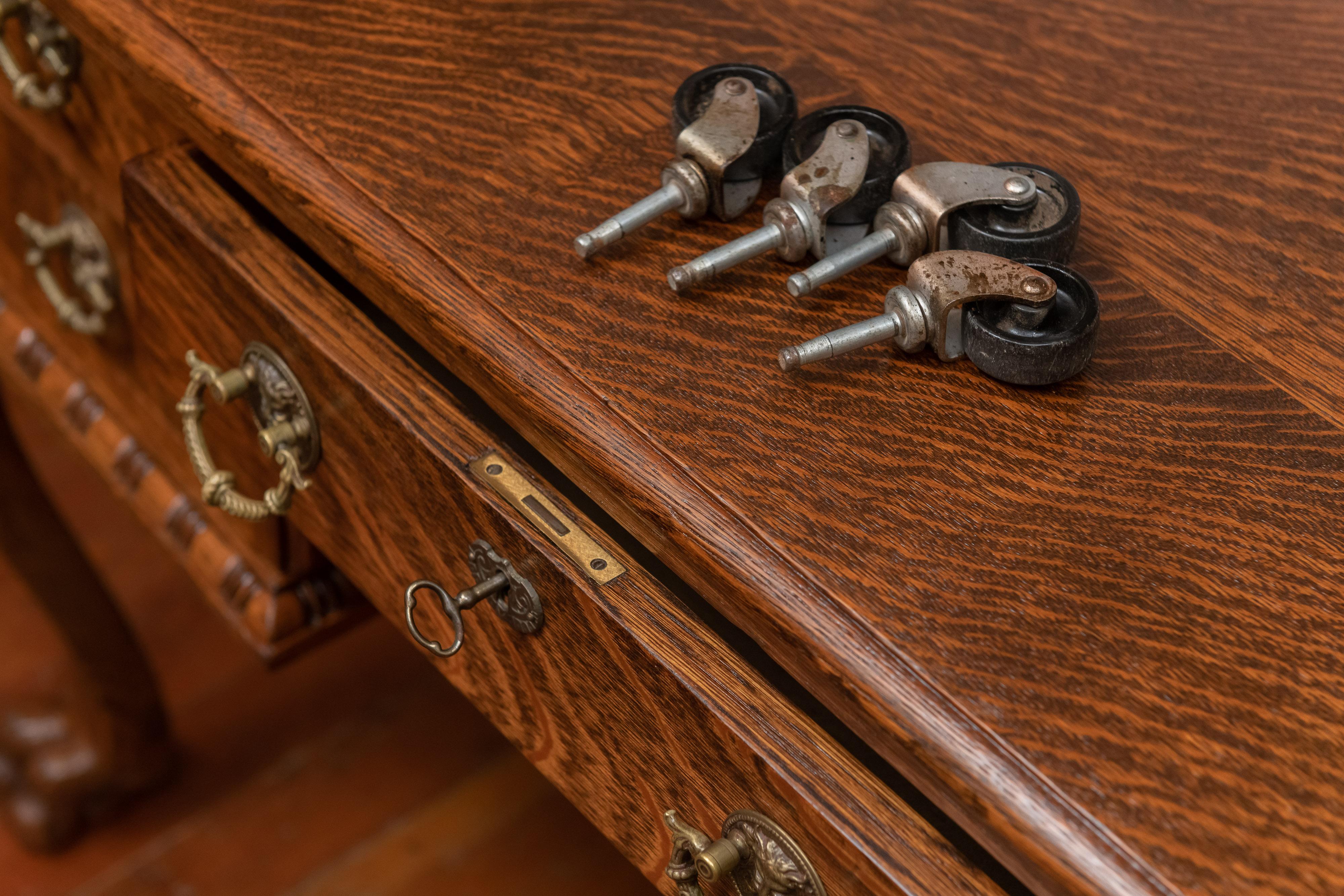 Late Victorian Carved American Tiger Oak Library Table, circa 1890s 2