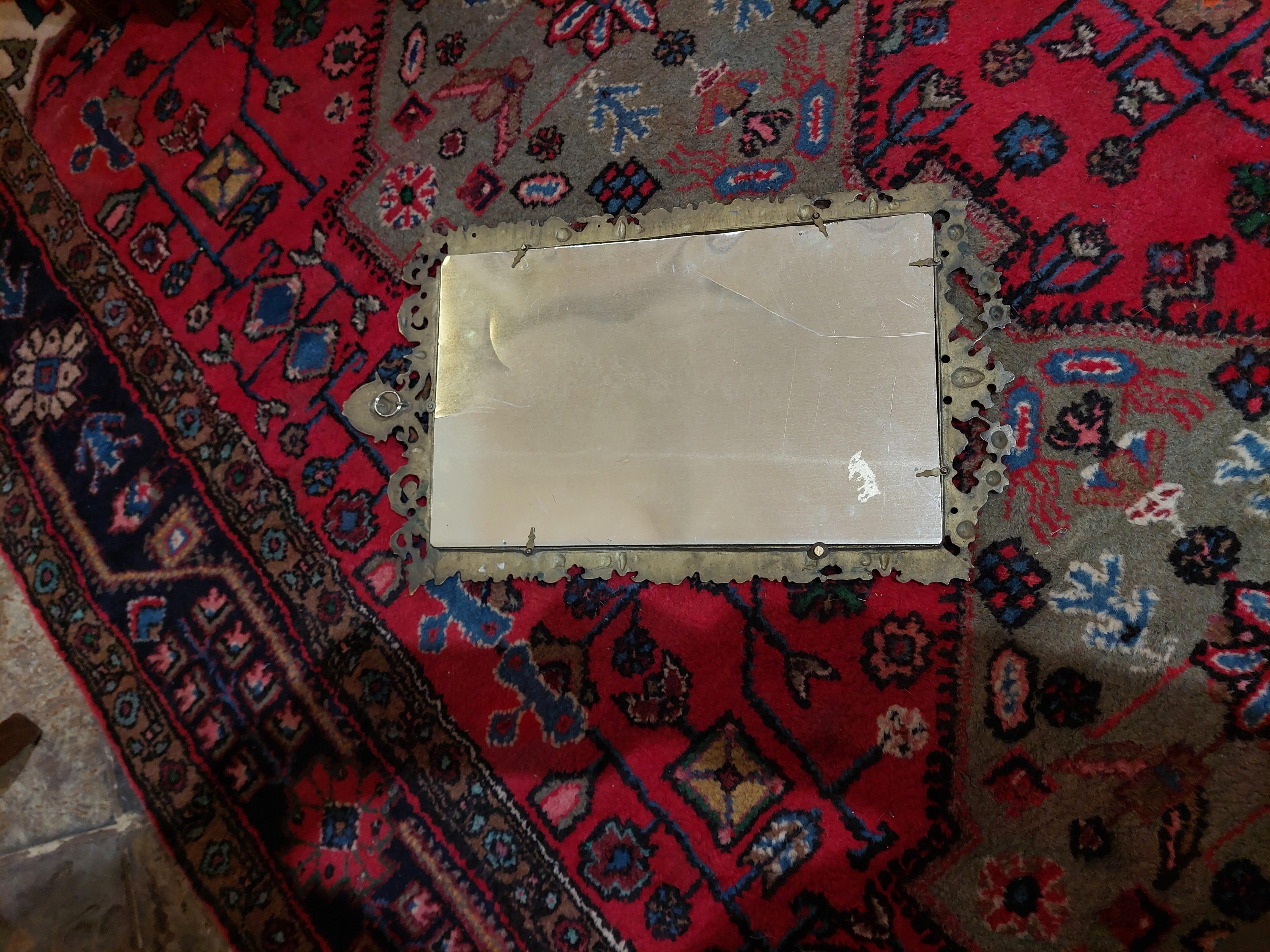 Specchio da parete in ottone fuso tardo vittoriano in vendita 2