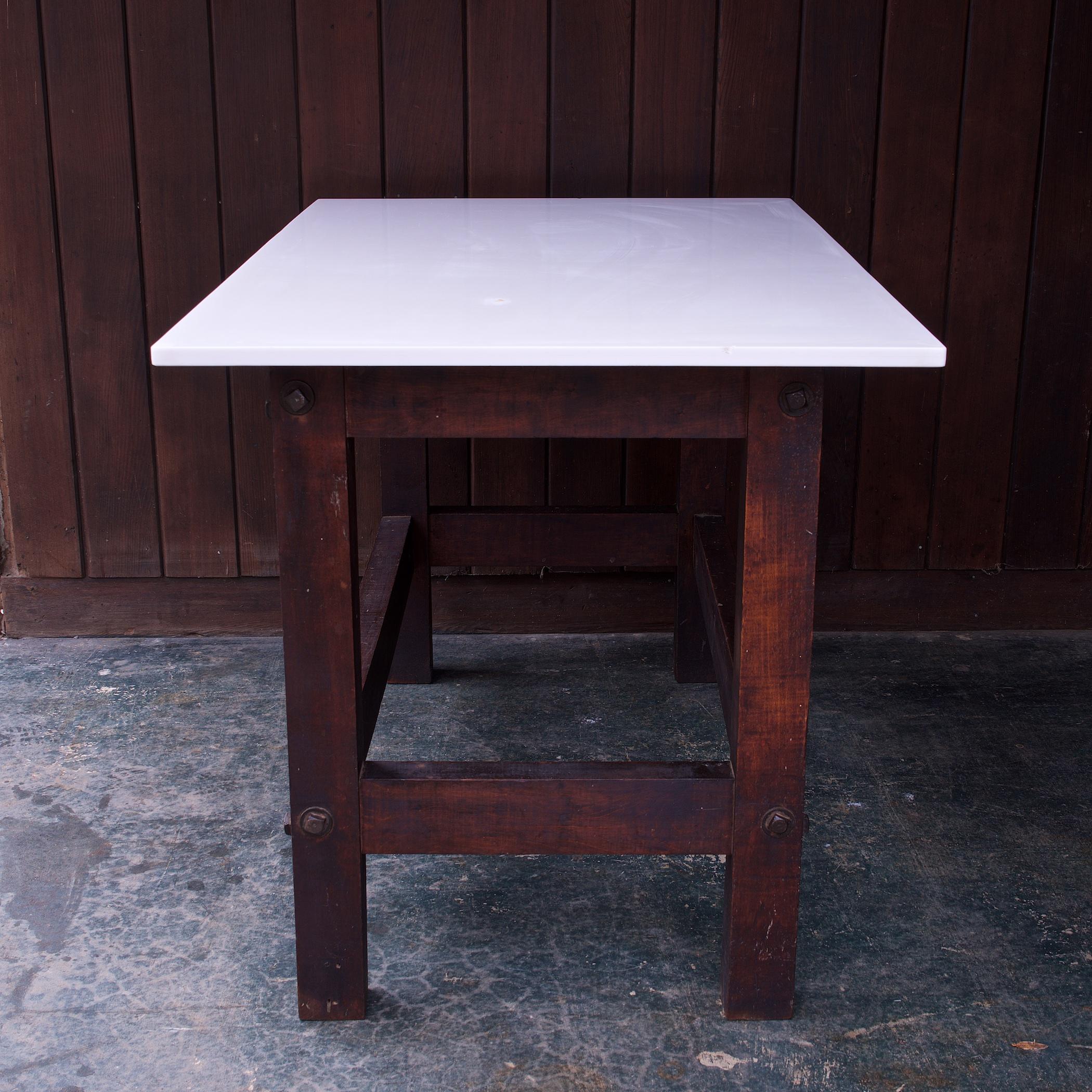 Début du 20ème siècle Table de travail victorienne en verre au lait Vintage Industriel Table de travail de cuisine îlot en vente