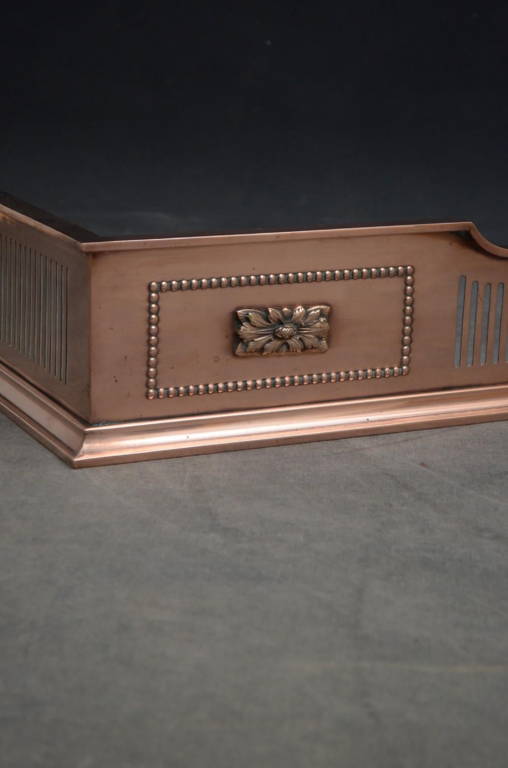 Defensa victoriana tardía de cobre Art Nouveau en venta