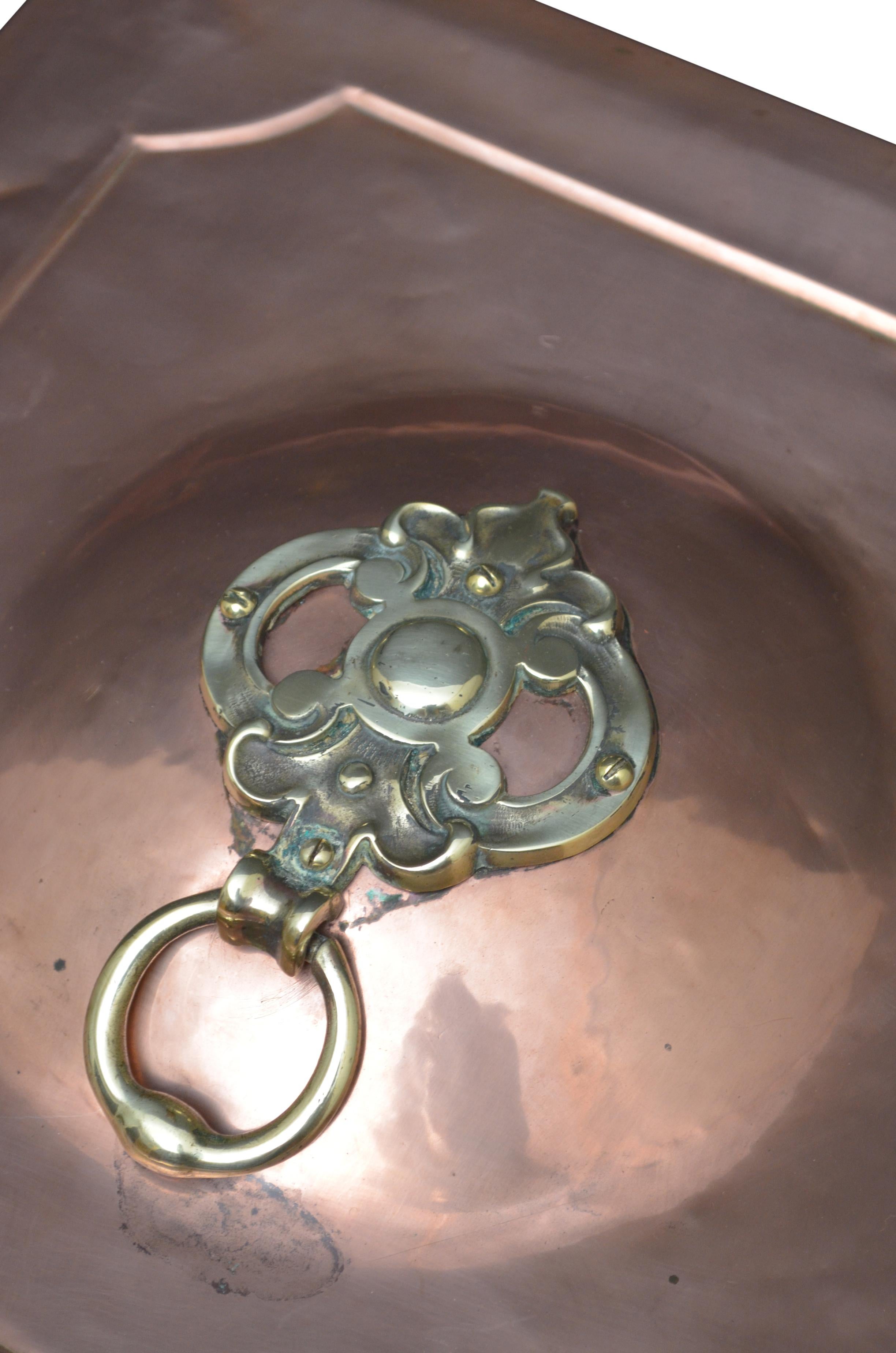 P012 Elegante portarifiuti in rame di epoca tardo-vittoriana con rivestimento originale e decorazioni in ottone su tutto il perimetro. Questo antico bidone del carbone potrebbe essere una fioriera perfetta. Pulito, lucidato e pronto per essere usato