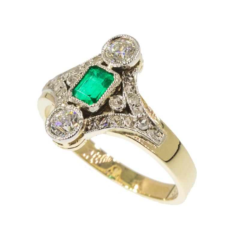 Late Victorian Antique Diamond Emerald Engagement Ring, 1900s         In Excellent Condition In Antwerp, BE