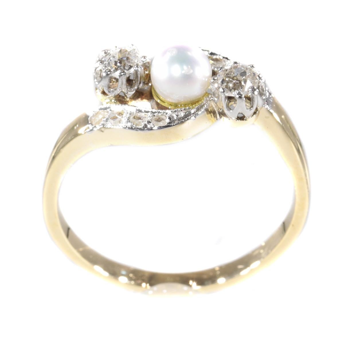 Late Victorian Diamond and Pearl Cross Over Engagement Ring, 1900s In Excellent Condition For Sale In Antwerp, BE