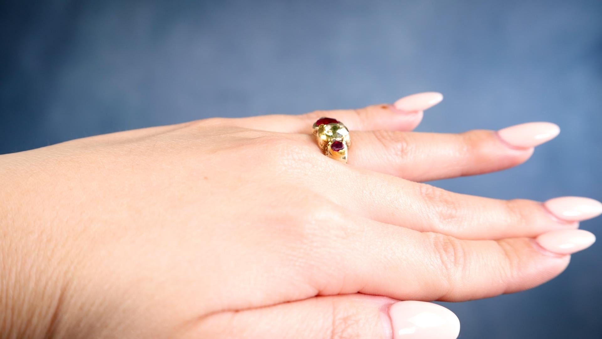 Spätviktorianischer Ring aus 14 Karat Gelbgold mit Diamanten und synthetischem Rubin (Rosenschliff) im Angebot
