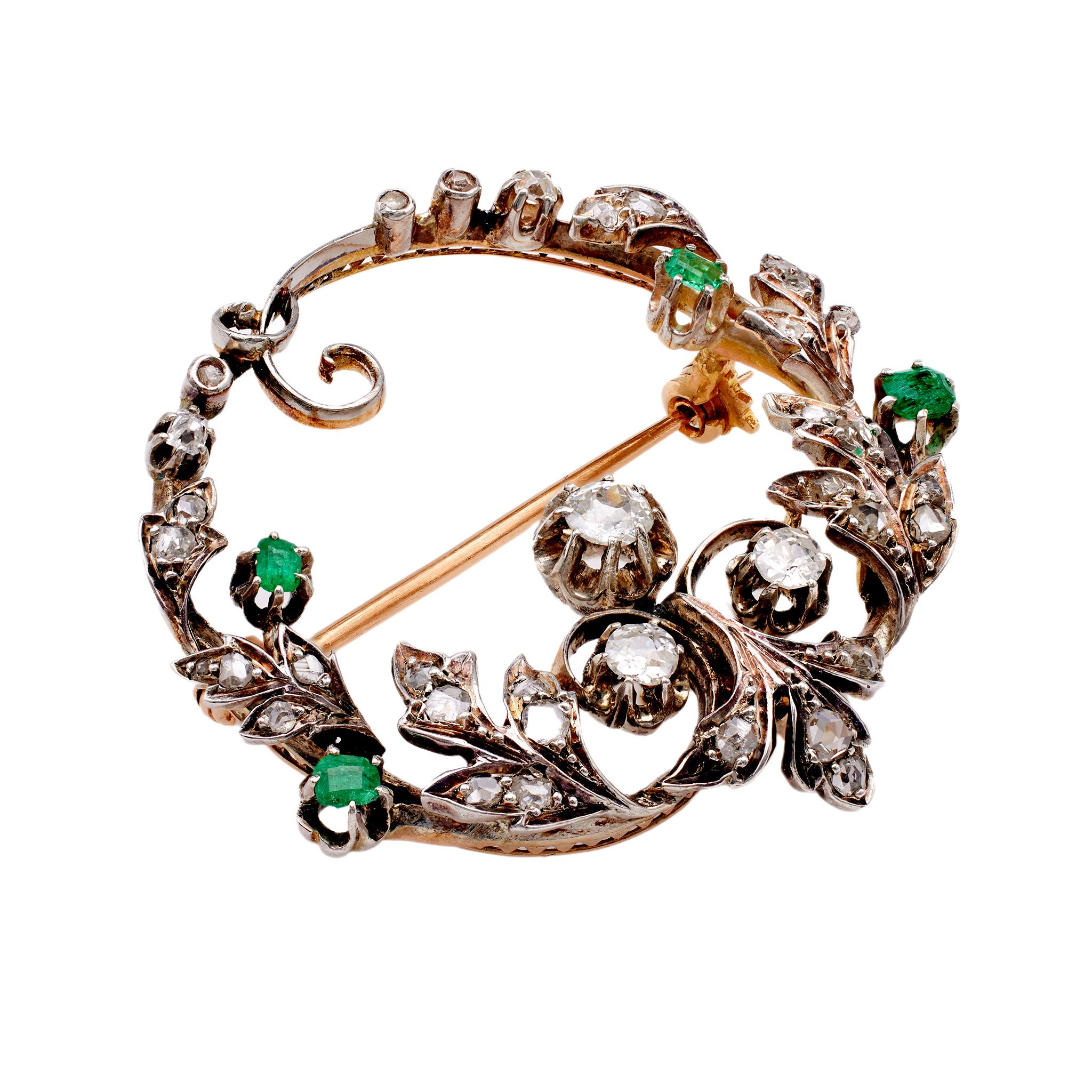 Spätviktorianische Diamant-Smaragd-Brosche aus 14 Karat Gelbgold und Silber für Damen oder Herren im Angebot