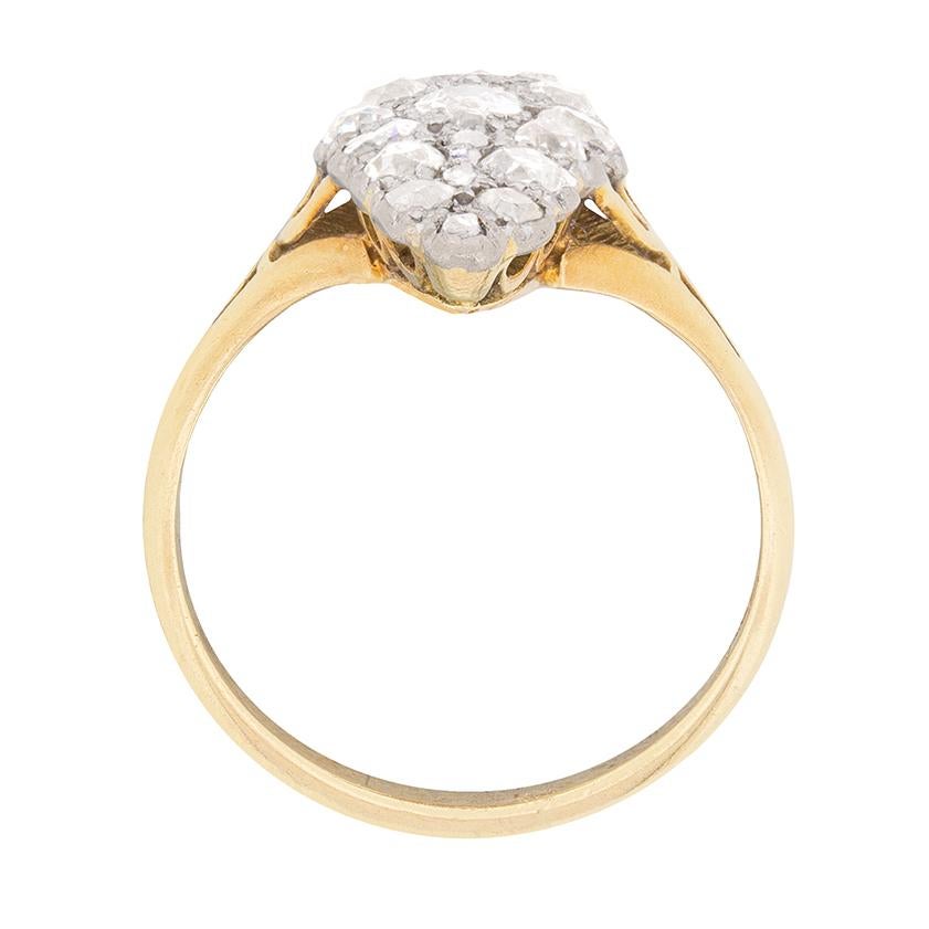 Dieser prächtige Ring stammt aus der Zeit um 1900. Mit dem Band aus 18 Karat Gelbgold und der Platinfassung hat er einen sehr klassischen viktorianischen Stil. Die Marquise-Form war zu dieser Zeit sehr beliebt und die Lünette ist mit insgesamt 1,20