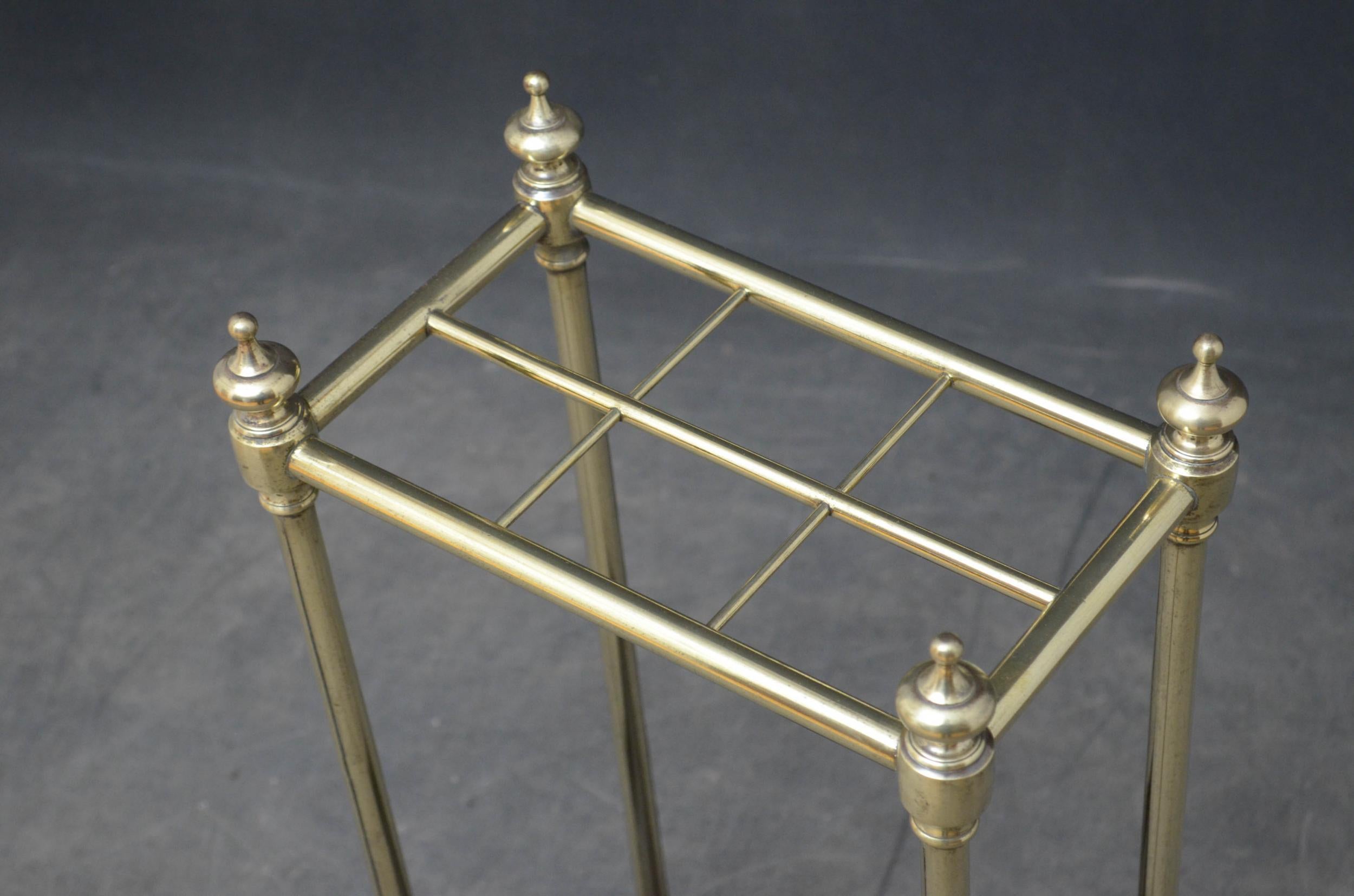 Sn4886 Edwardian brass umbrella stand / stick stand, having 6 sections for umbrellas and walking sticks with finials and removable drip tray, all in fantastic condition throughout, ready to place at home, circa 1900.

Measures: H 24.5