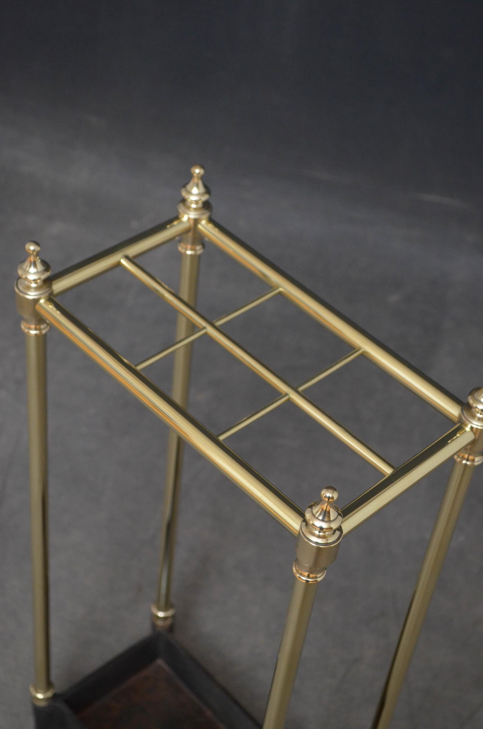 Sn4962 Late Victorian / Edwardian brass stick stand, having 6 sections for umbrellas and walking sticks with finials and cast iron base, all in fantastic condition throughout, ready to place at home, circa 1900

Measures: H 25.5