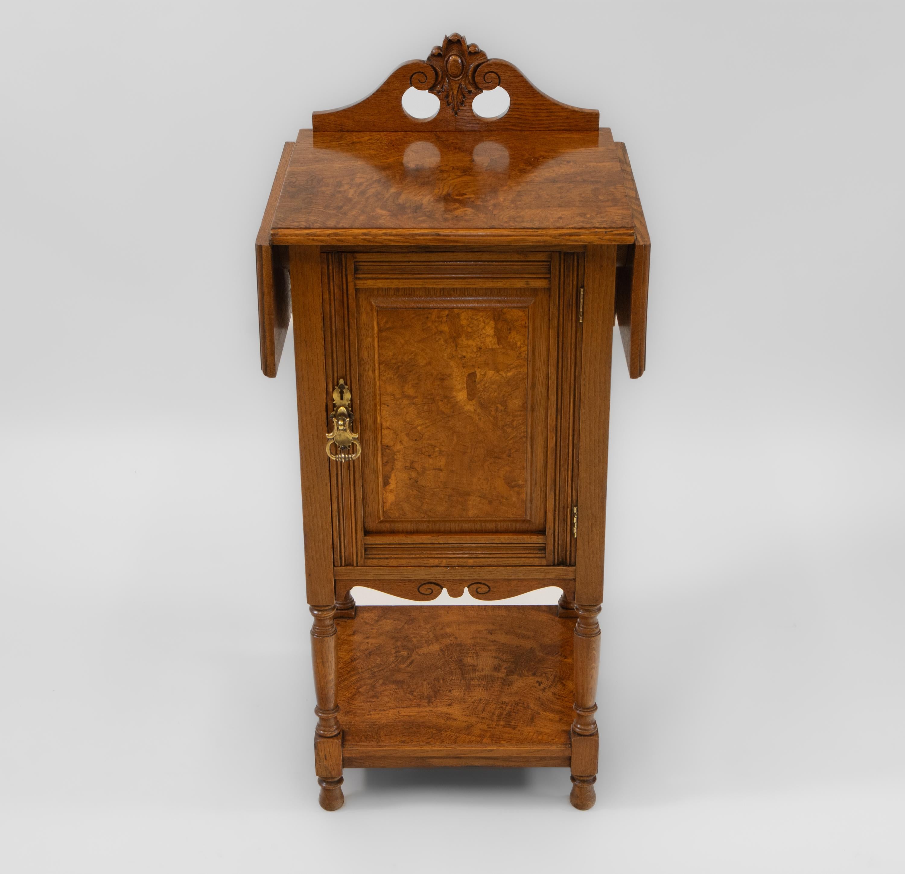 Late Victorian / Edwardian Golden Burr Oak Cabinet For Sale 3