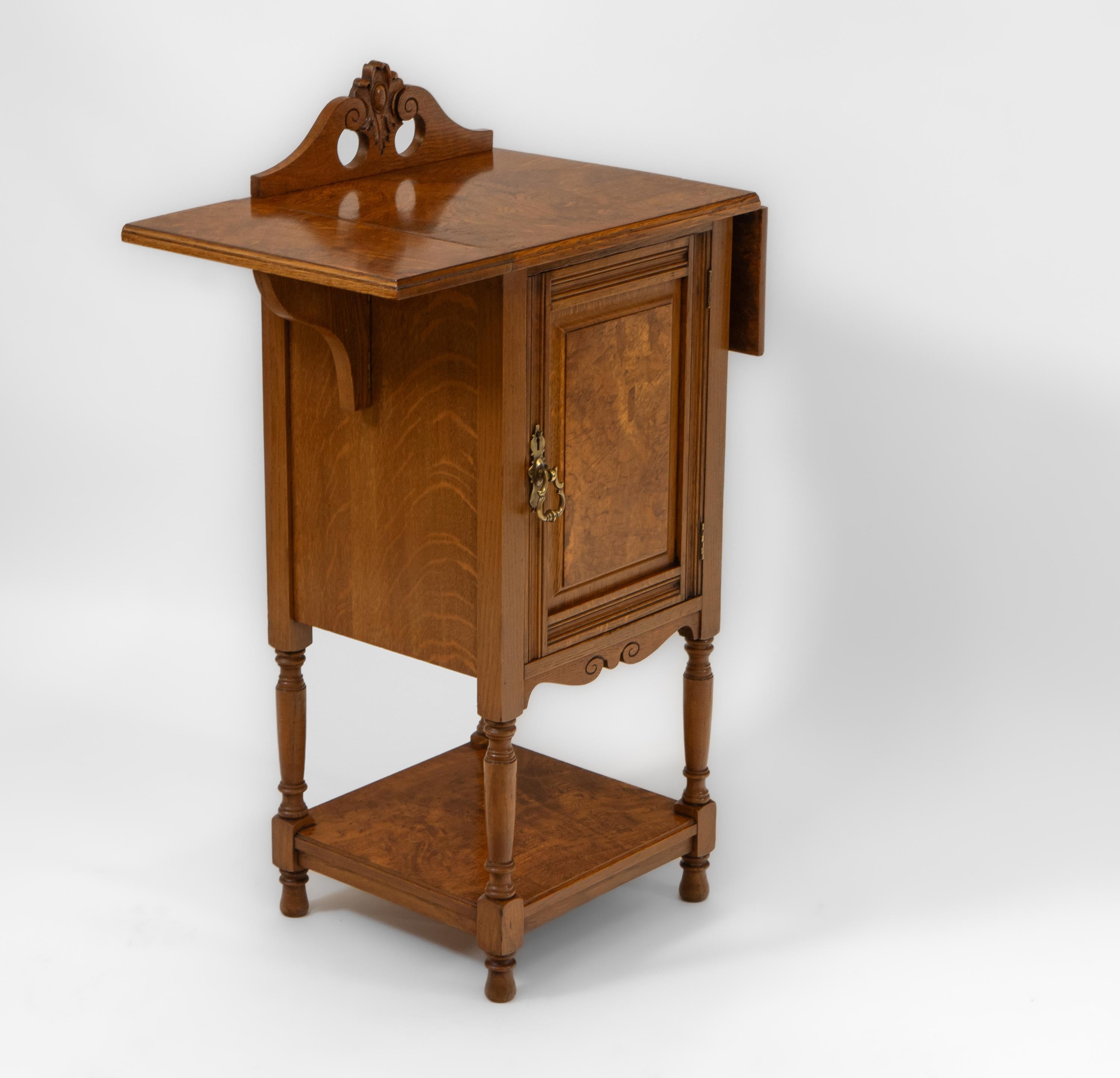 Late Victorian / Edwardian Golden Burr Oak Cabinet In Good Condition For Sale In Norwich, GB