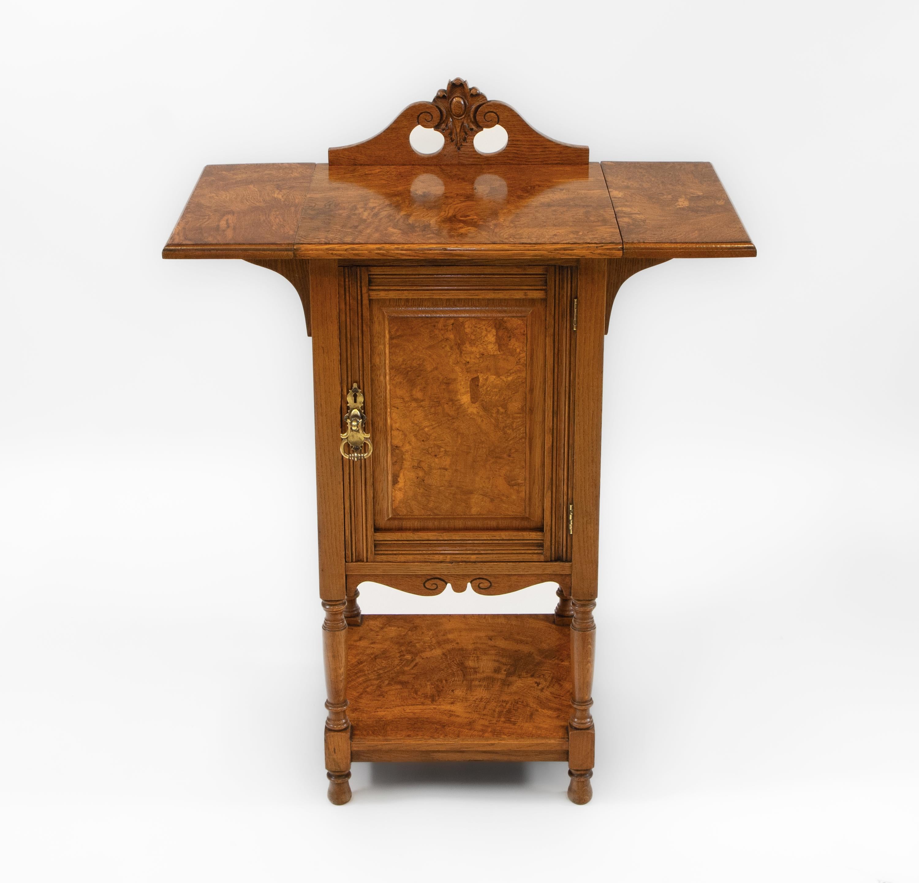 Late Victorian / Edwardian Golden Burr Oak Cabinet For Sale 2