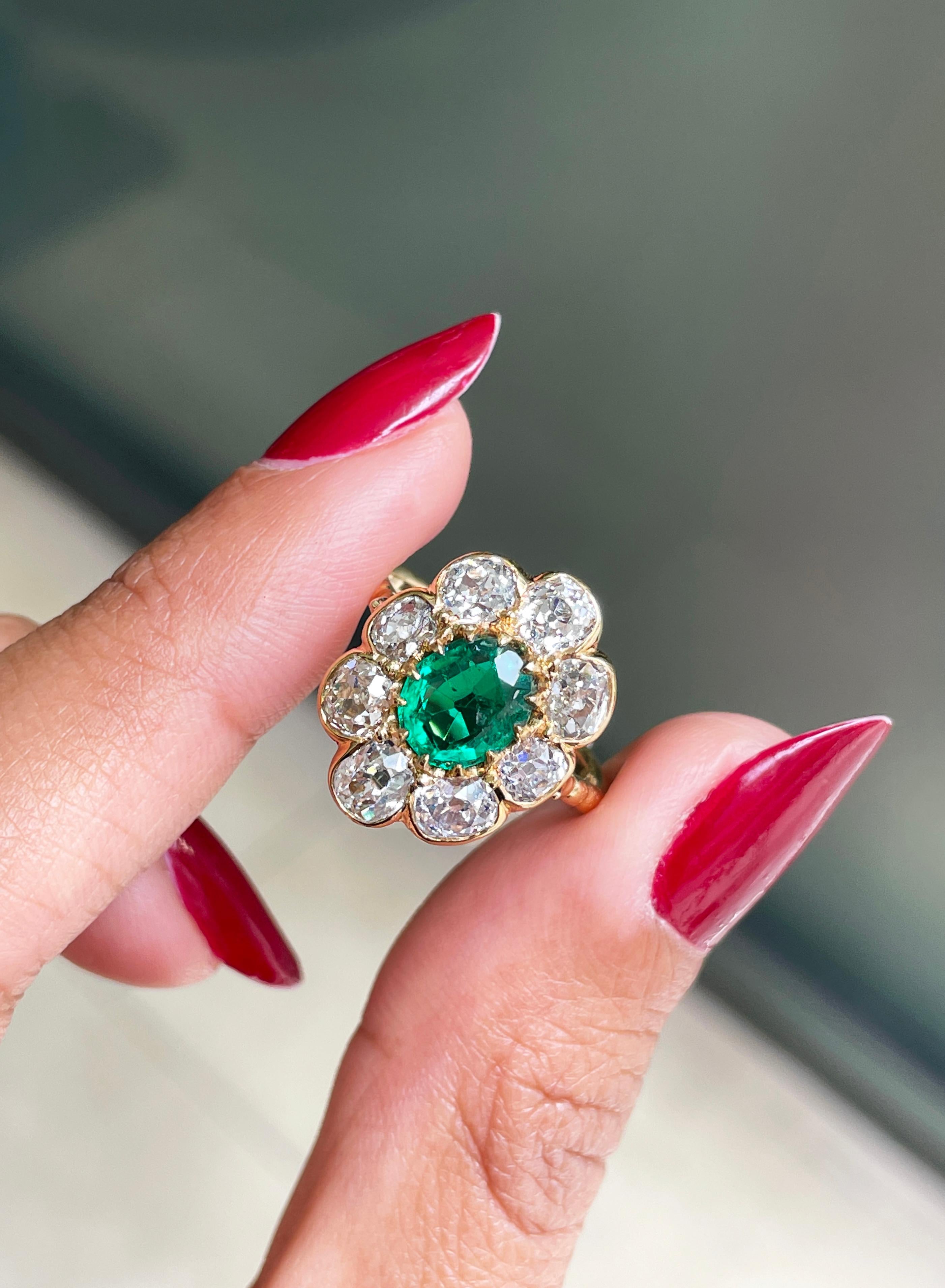 Late Victorian Emerald and Old Cut Diamond 18ct Gold Cluster Ring, Circa 1890 In Good Condition In London, GB