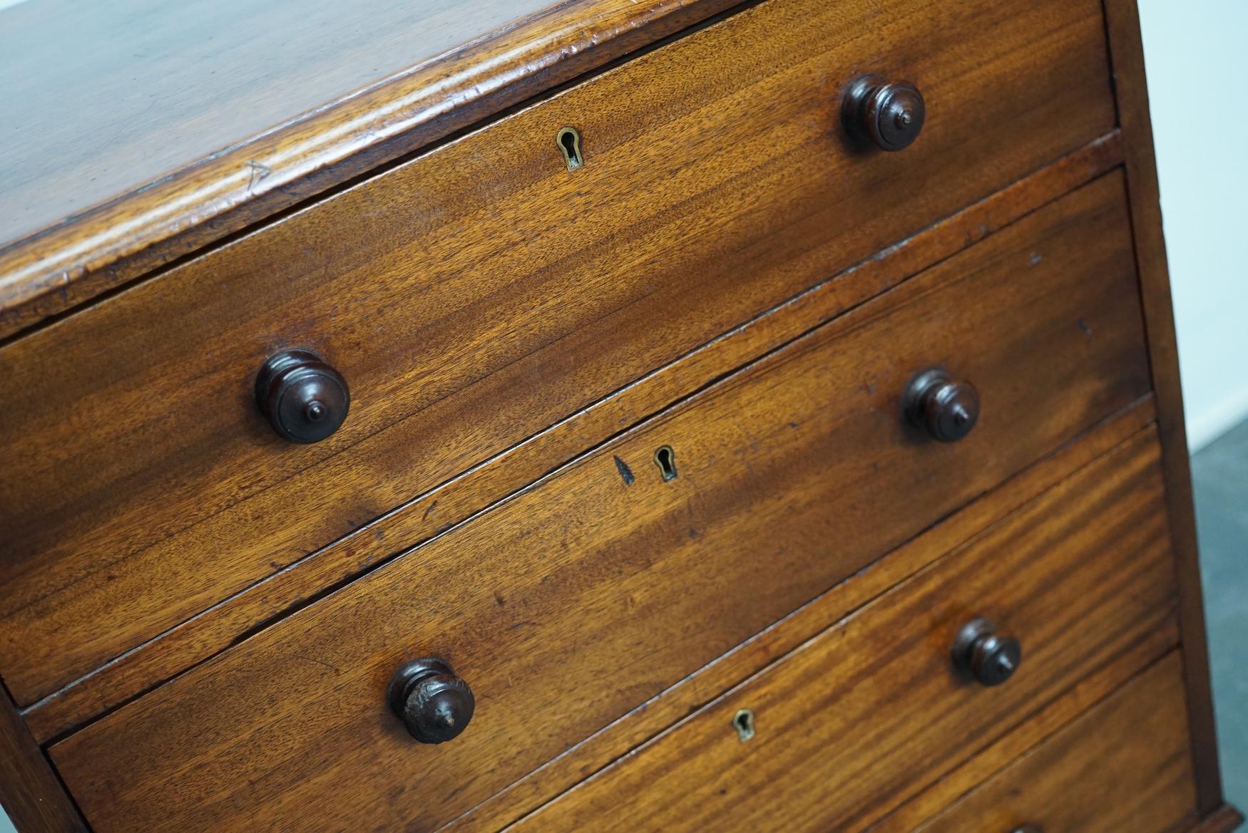 Late Victorian English Mahogany Chest of Drawers, Late 19th Century In Good Condition In Nijmegen, NL