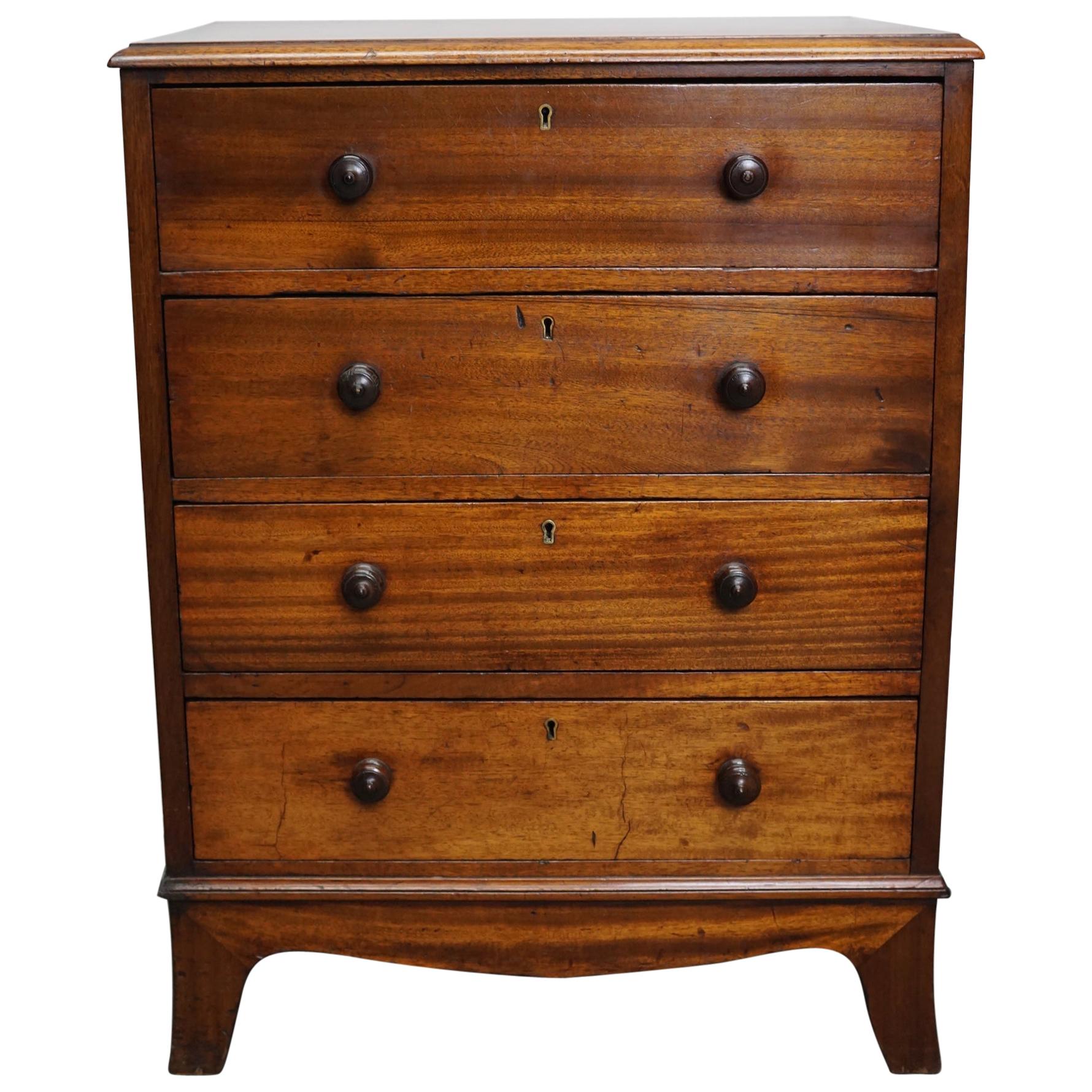 Late Victorian English Mahogany Chest of Drawers, Late 19th Century