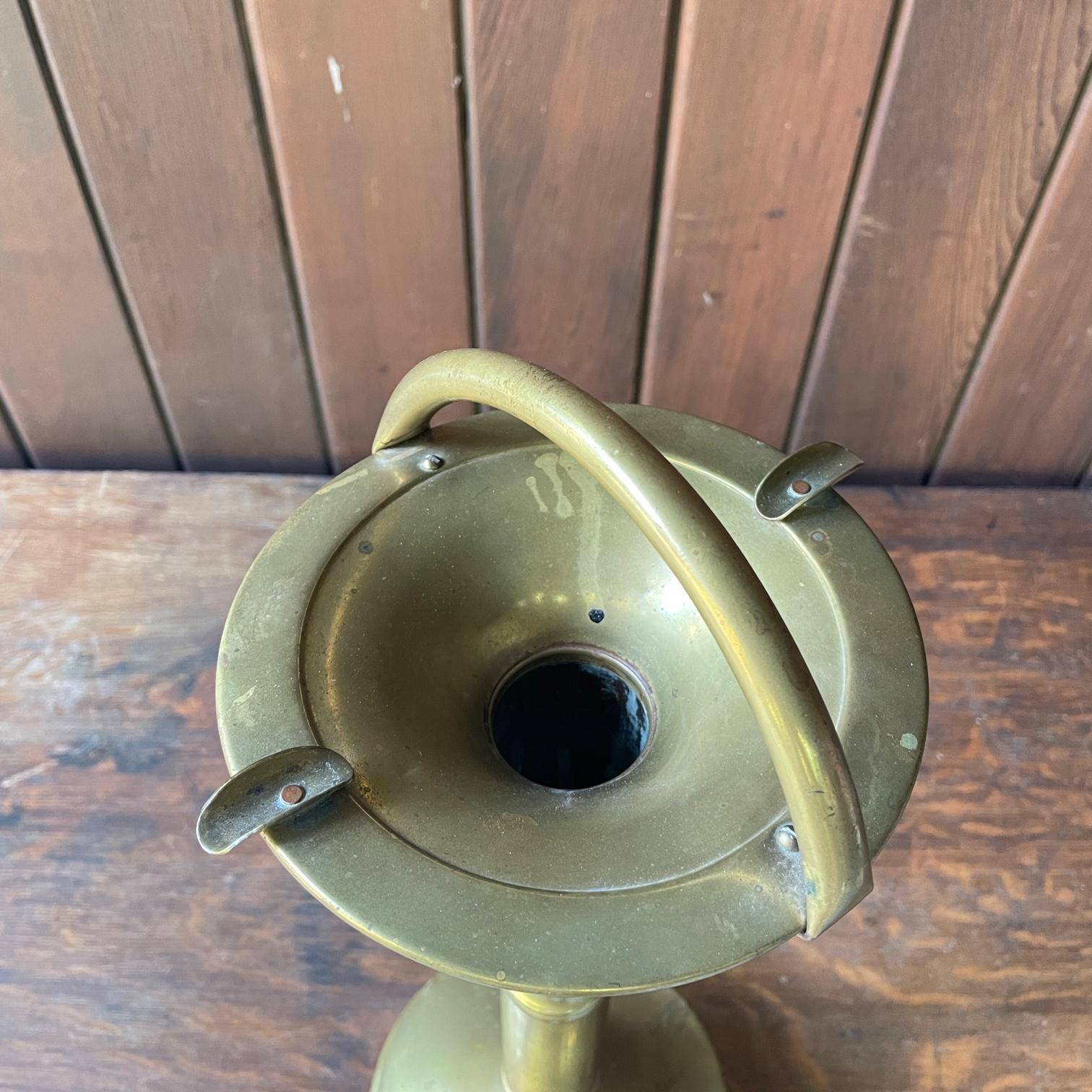 Late Victorian English Nestor Brass Floor Standing Spittoon Ashtray  In Fair Condition For Sale In Hyattsville, MD
