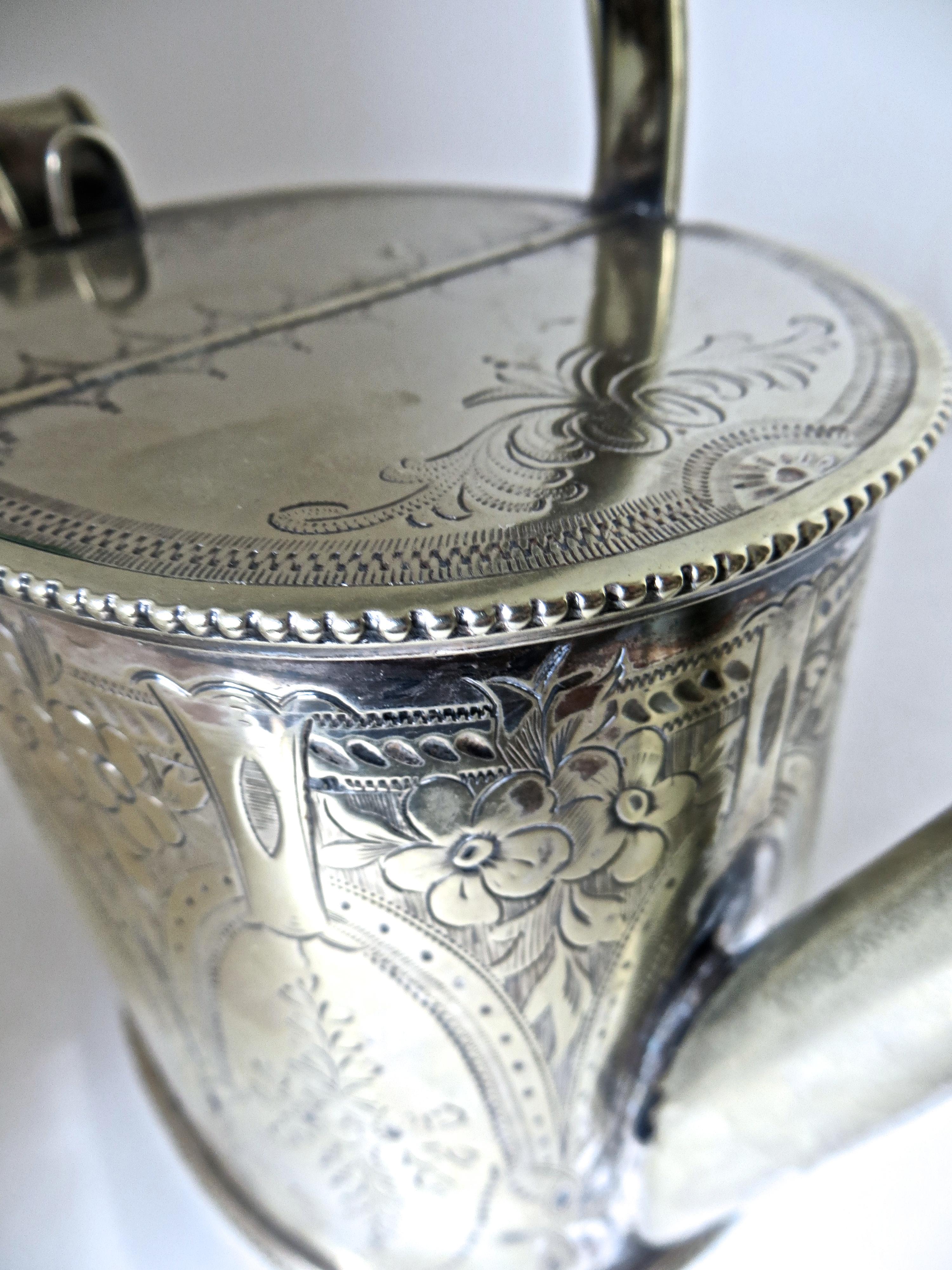Regadera inglesa victoriana chapada en plata Circa 1895 Repujado en venta