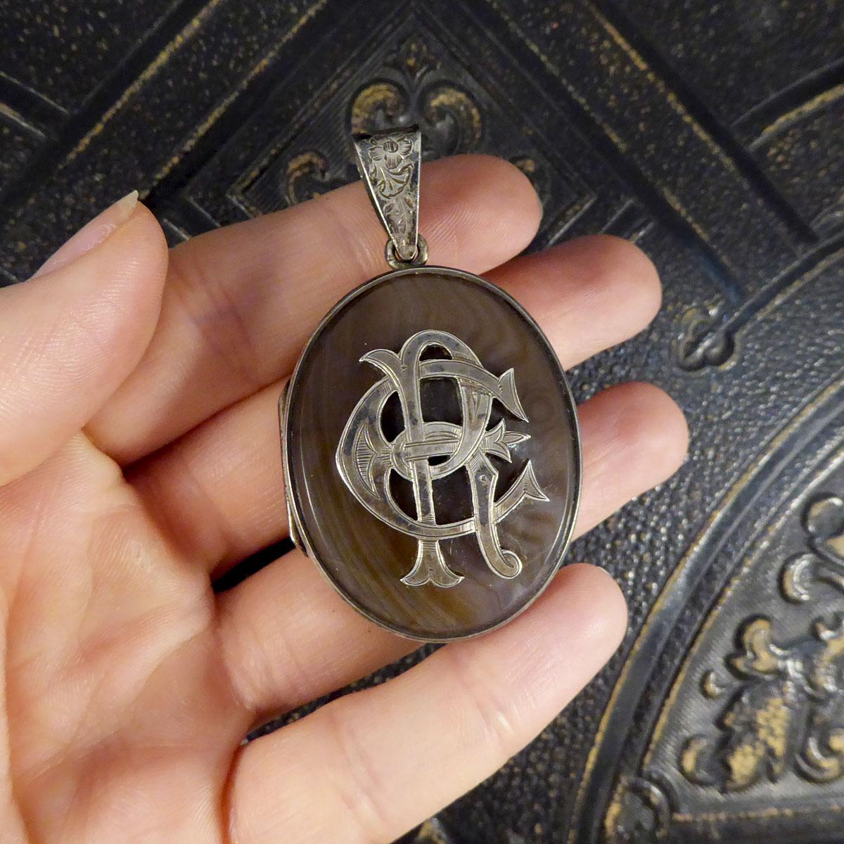 Late Victorian Engraved Silver and Agate Locket Pendant with ER Initials 2