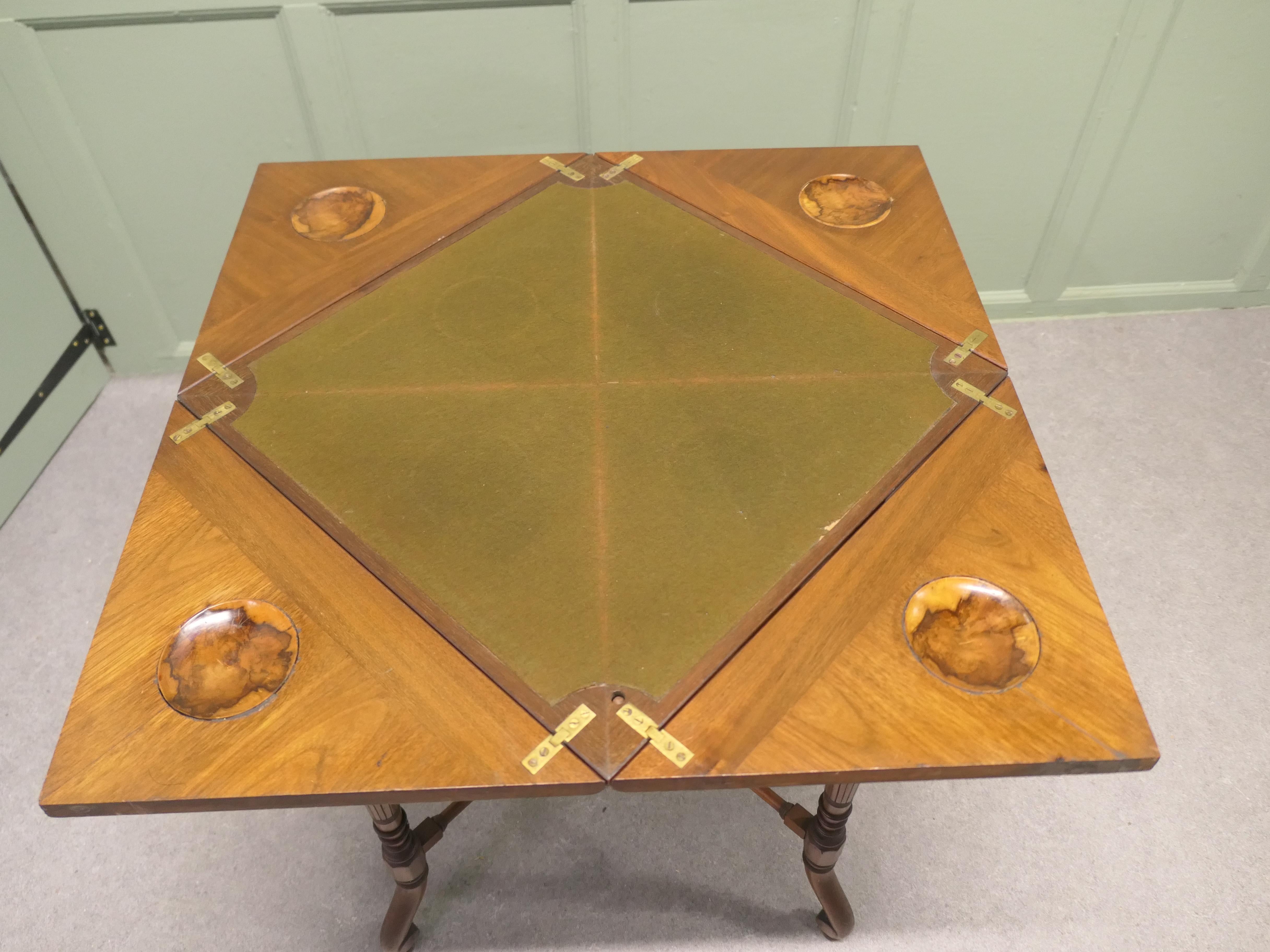 Victorien Table à cartes à enveloppe de la fin de l'époque victorienne avec puits de jeu en vente