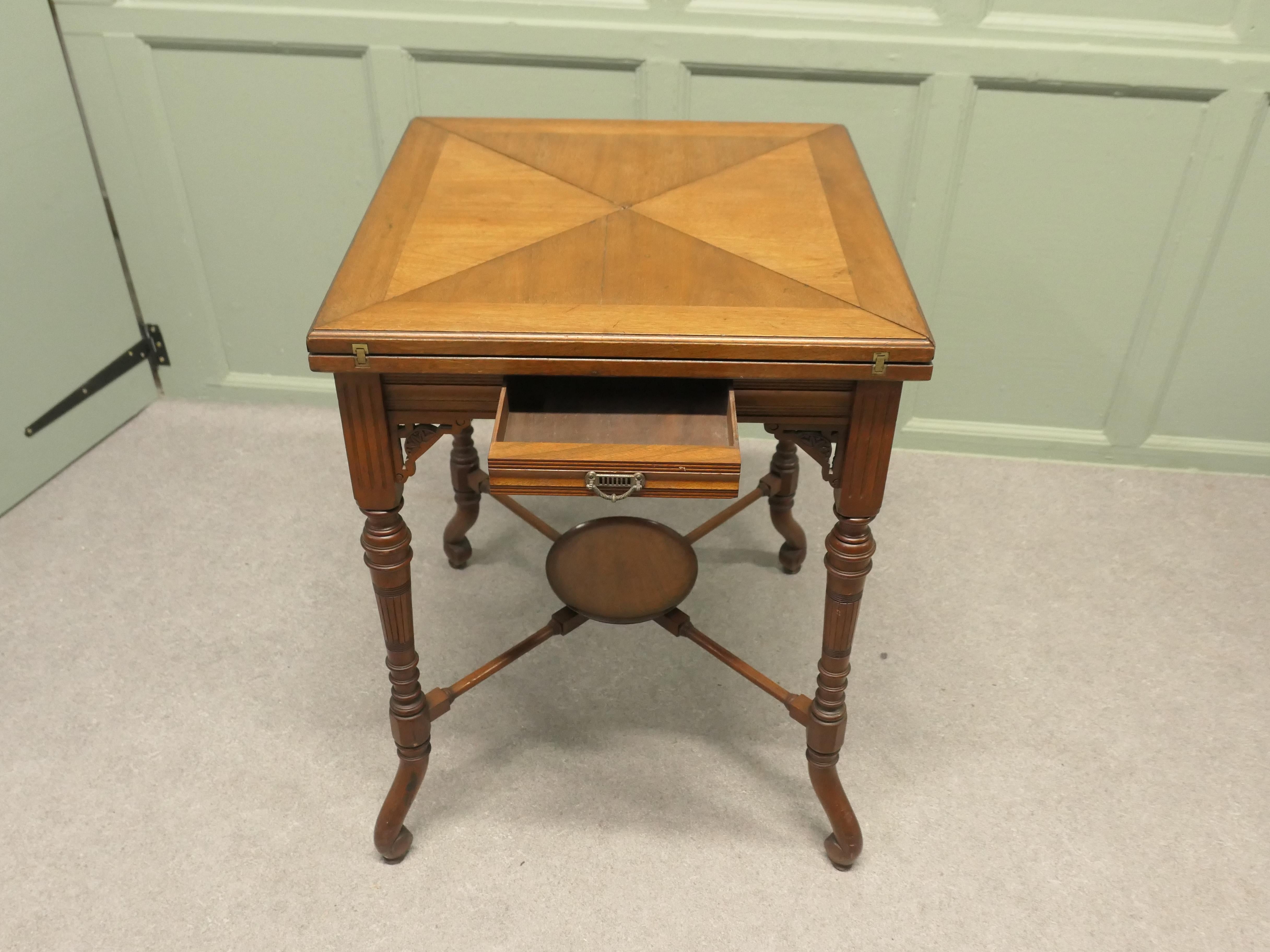 Table à cartes à enveloppe de la fin de l'époque victorienne avec puits de jeu Bon état - En vente à Godshill, Isle of Wight