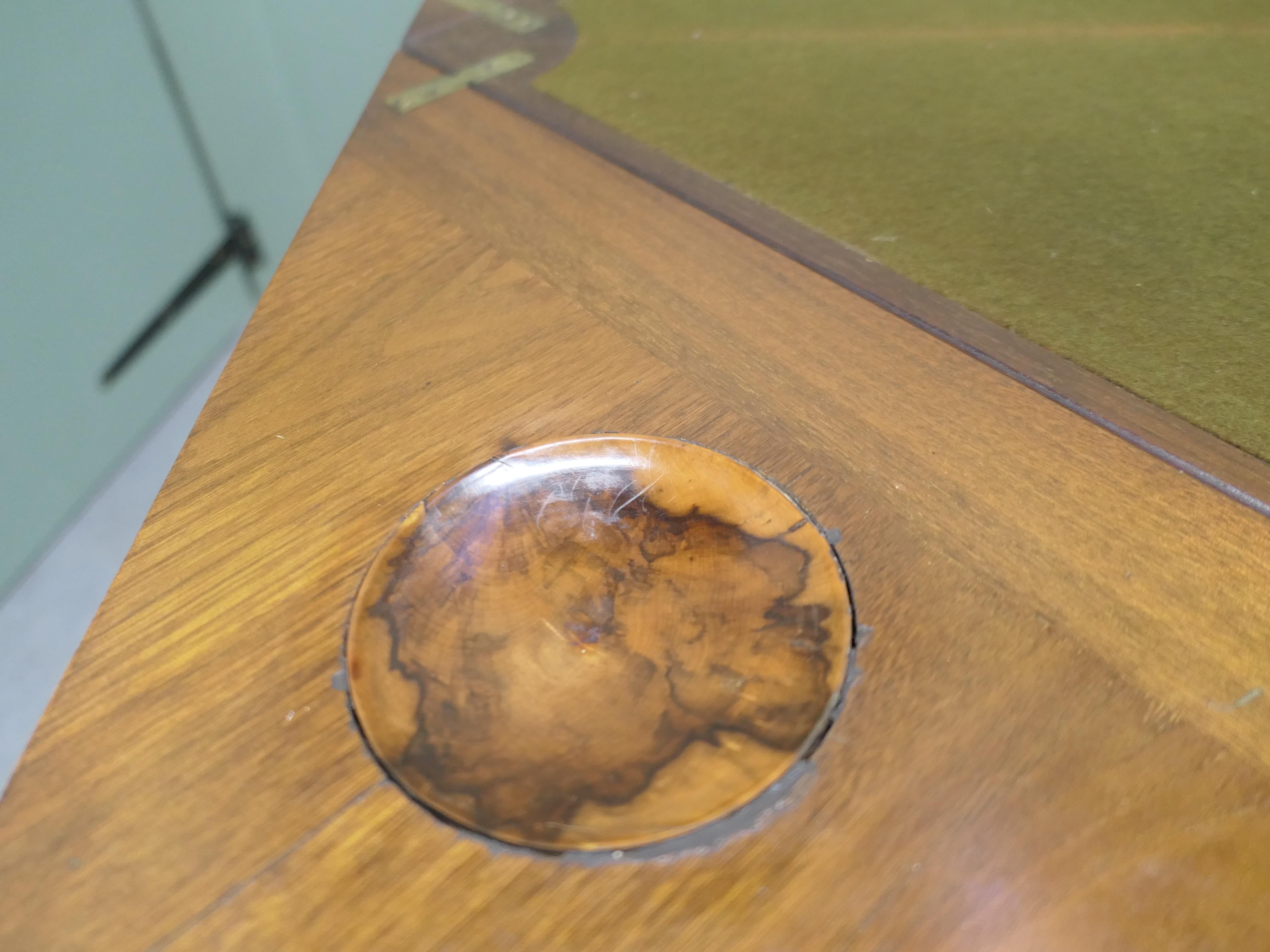 Noyer Table à cartes à enveloppe de la fin de l'époque victorienne avec puits de jeu en vente