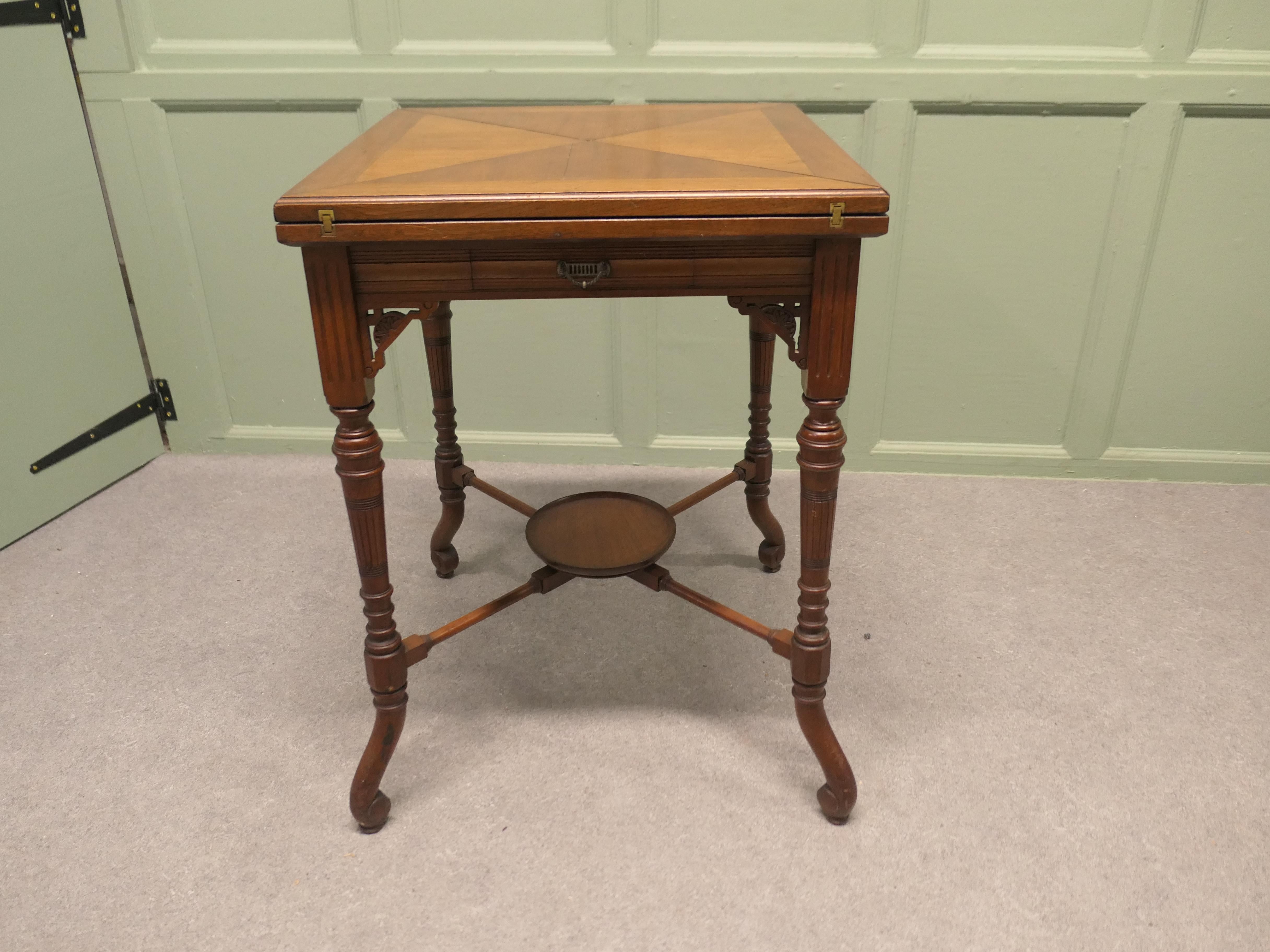 Table à cartes à enveloppe de la fin de l'époque victorienne avec puits de jeu en vente 1