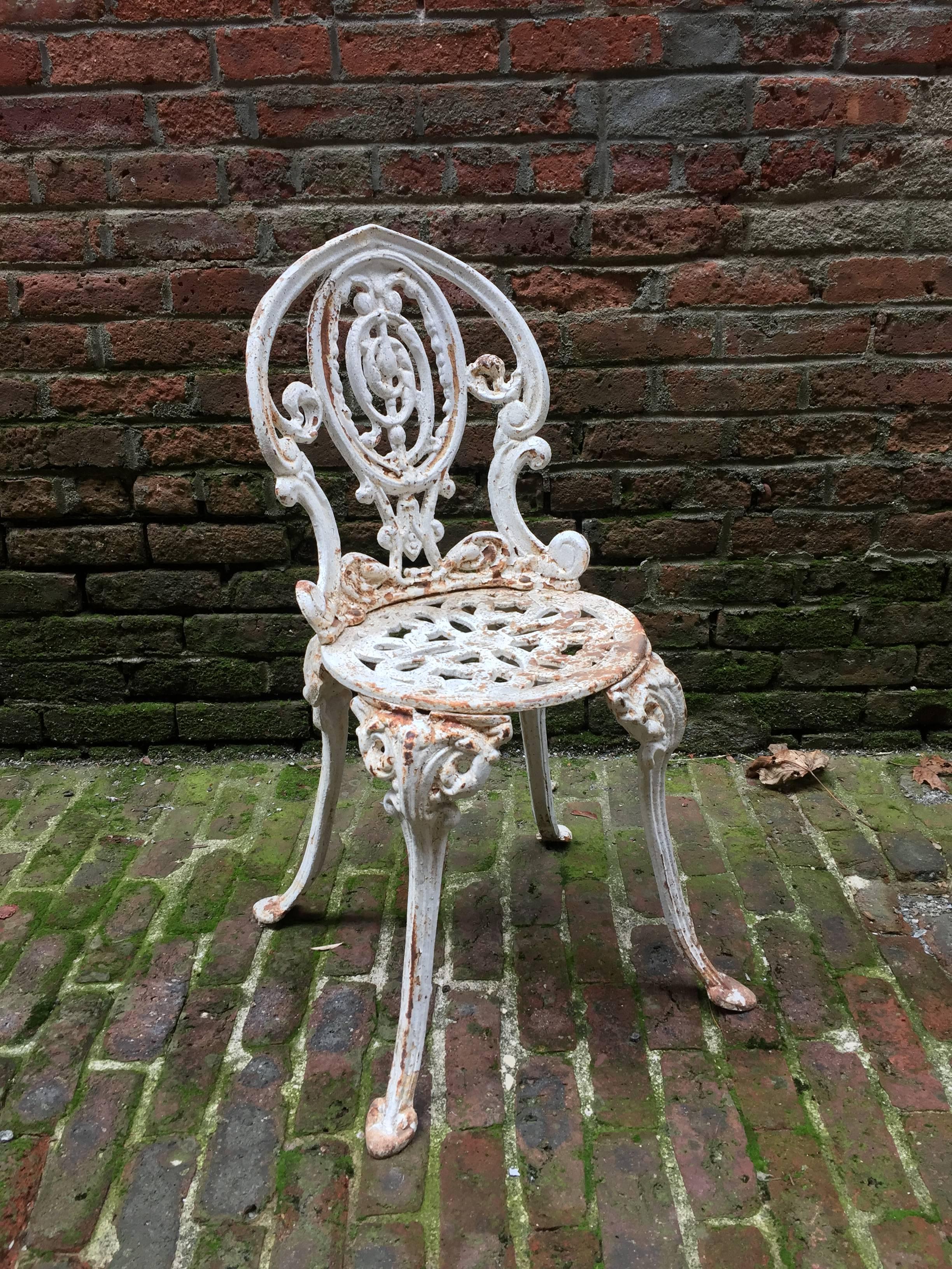 Sumptuous and intricate Victorian cast iron outdoor chair. Heavy cast iron, circa 1900. A wonderful accent chair

Seat height is 15.5