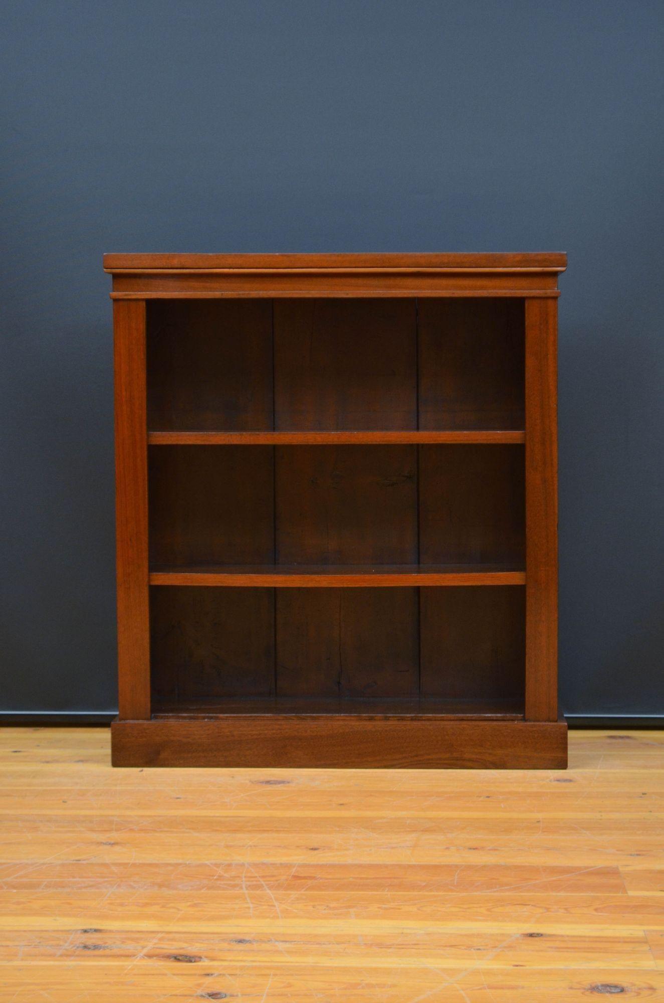 Late Victorian Figured Walnut Open Bookcase H95cm In Good Condition For Sale In Whaley Bridge, GB