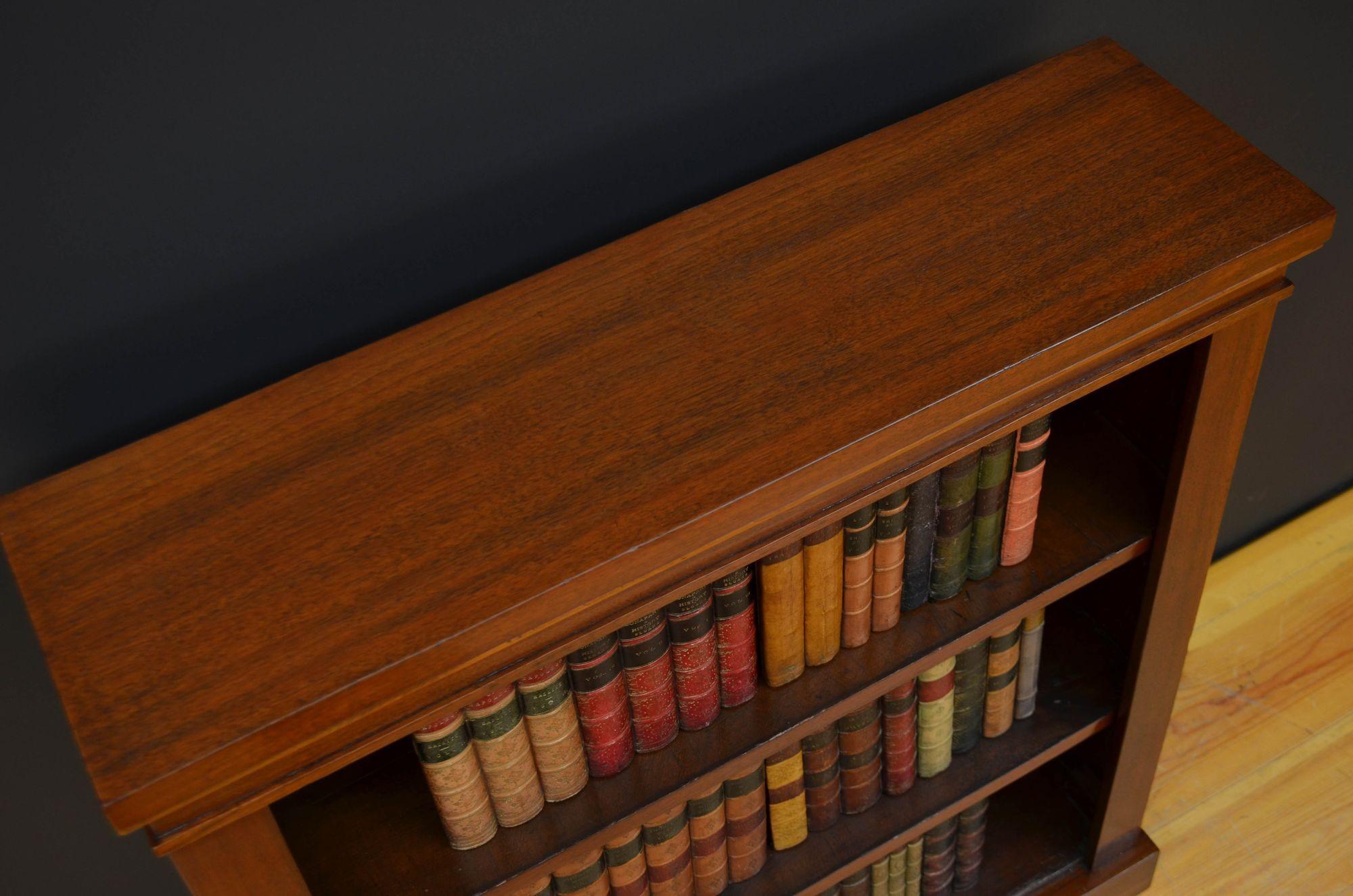 Spätviktorianisches offenes Bücherregal aus gemasertem Nussbaum H95cm (20. Jahrhundert) im Angebot