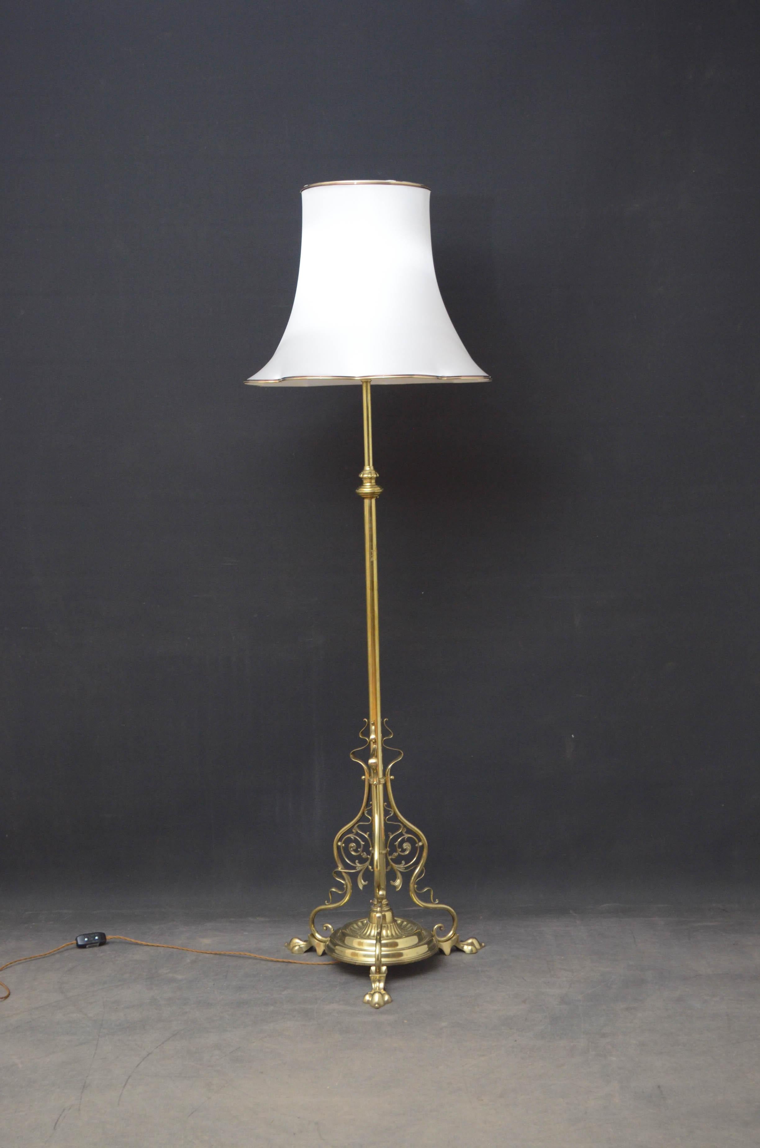Sn4852, attractive late Victorian brass standard lamp, raised on simple column terminating in reeded circular base, three scroll uprights and shaped feet. The lamp has been rewired and is ready to use at home. Lampshade no included, circa