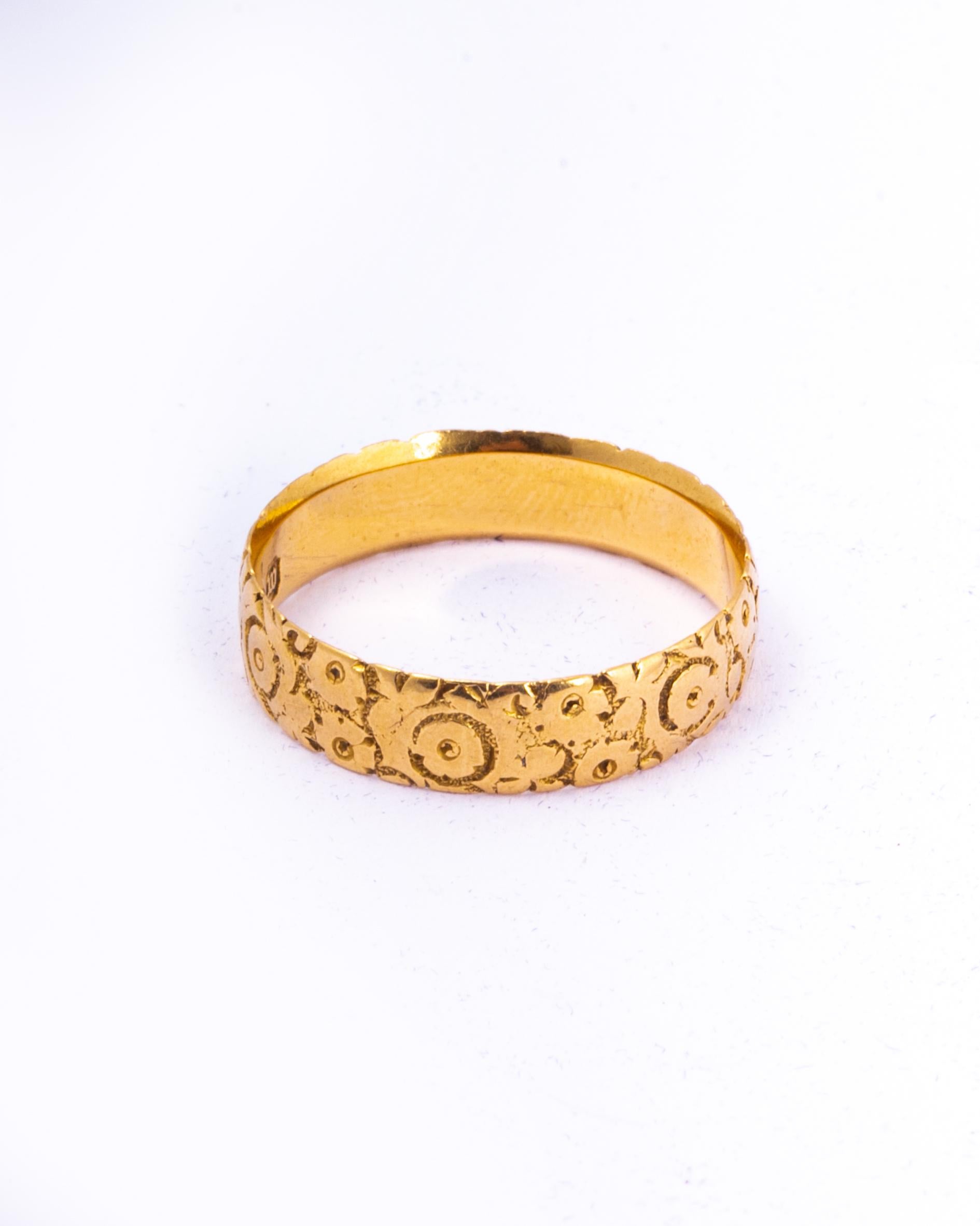 This beautifully decorative 18ct gold band features stunning floral style engraving. 

Ring Size: Q 1/4 or 8 1/4 
Band Width: 5mm

Weight: 3.63g