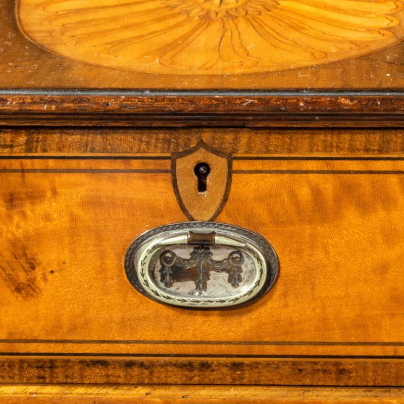 Spätviktorianischer freistehender Carlton House-Schreibtisch aus Seidenholz im Angebot 5