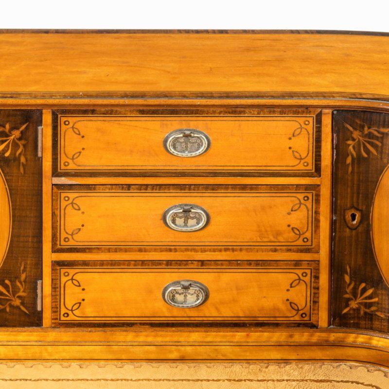 Spätviktorianischer freistehender Carlton House-Schreibtisch aus Seidenholz im Angebot 3