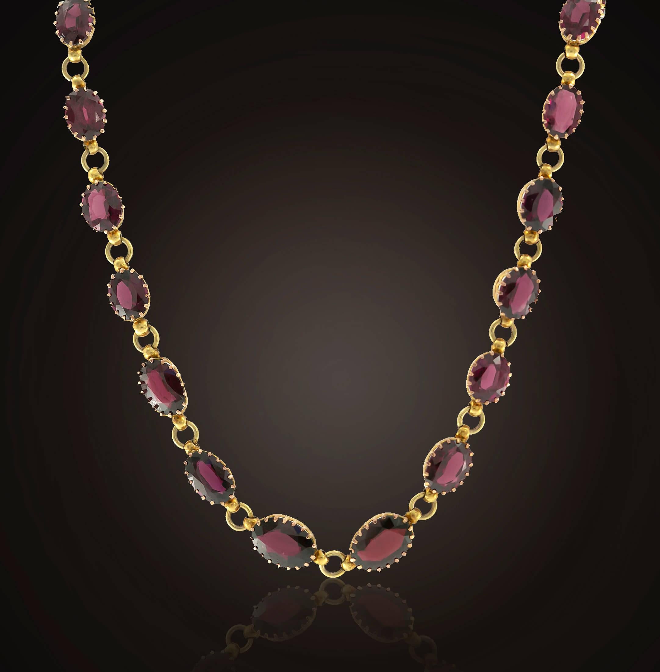 Late Victorian Garnet Choker Necklet Circa 1890-1900 In Good Condition For Sale In ADELAIDE, SA