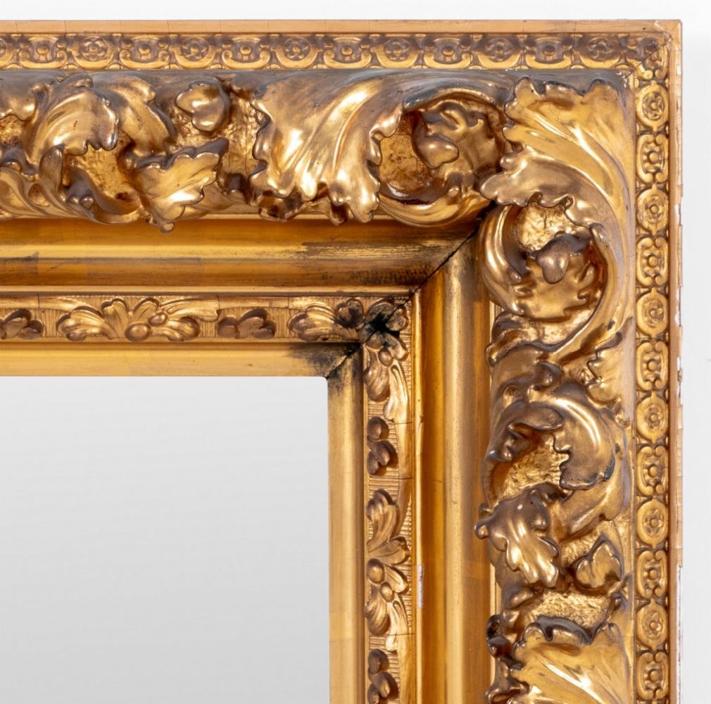 Specchio di composizione dorato tardo-vittoriano, fine del XIX secolo, con elaborati bordi foliati che racchiudono la lastra rettangolare dello specchio. 43