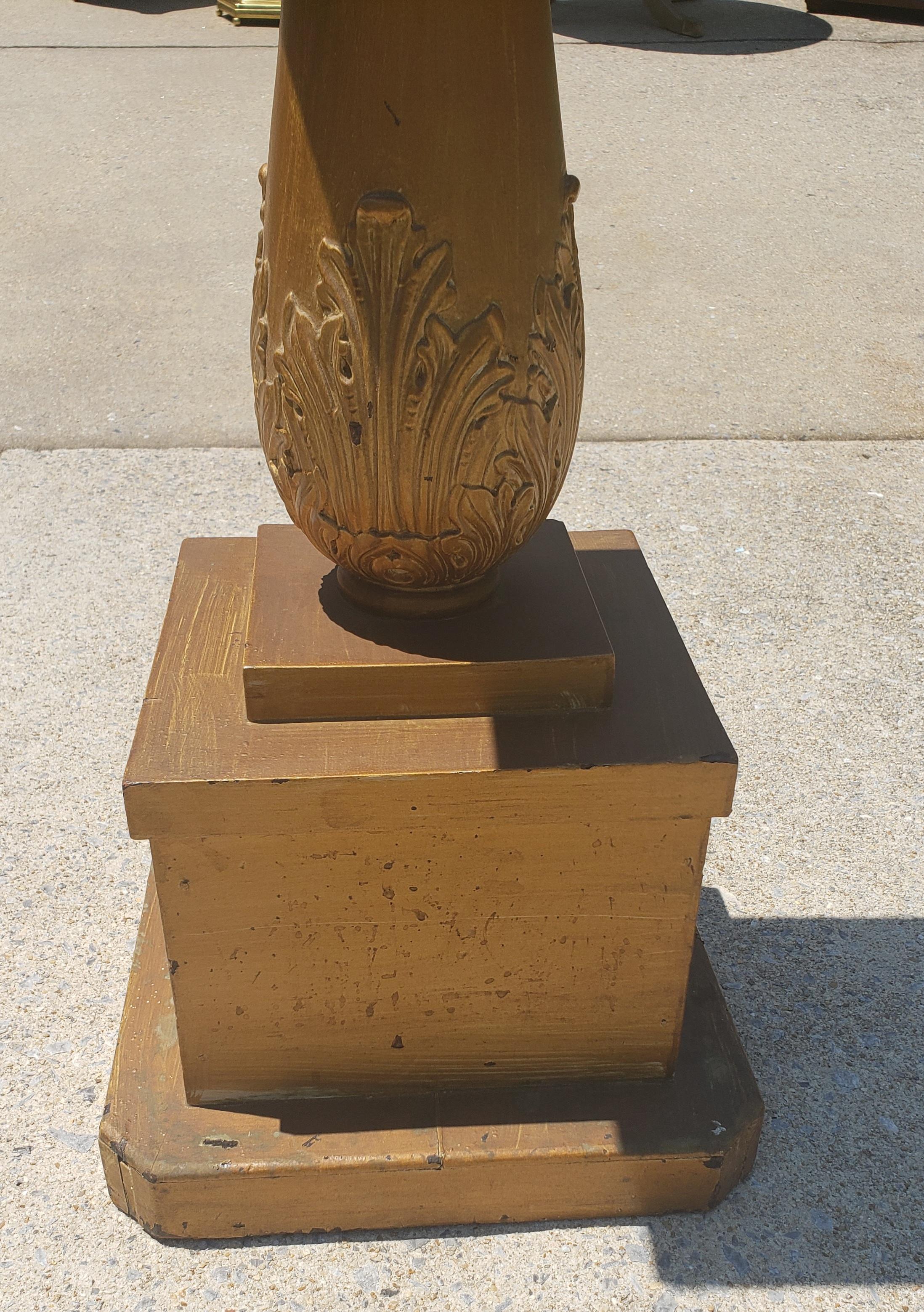 Américain Piédestal à colonne en bois doré de la fin de l'époque victorienne /  Support pour plantes en vente