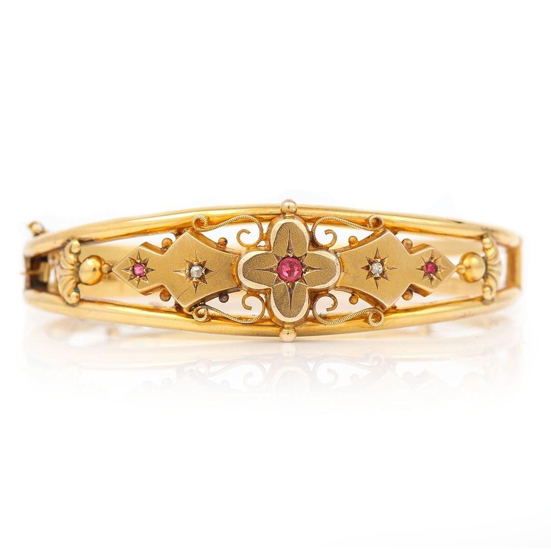 Eine atemberaubende 9k Gelbgold viktorianischen Rubin und Diamant Armreif, der in hervorragendem Zustand ist, einer der schönsten wir in langer Zeit gesehen haben und scheint selten getragen. Das Gold des Armreifs stammt aus der Zeit um 1890 und hat
