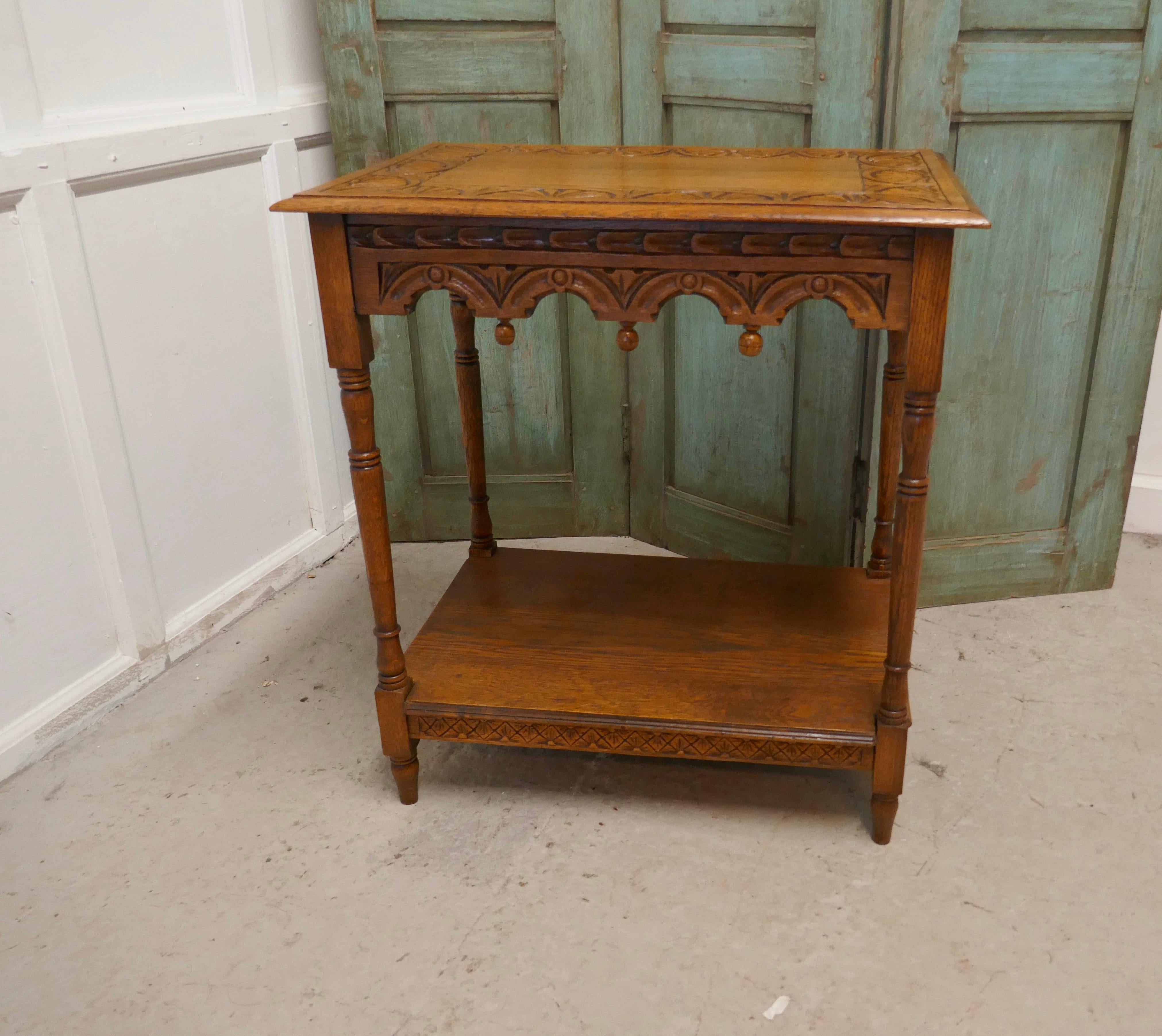 Late Victorian golden oak carved occasional side table

This is a superb quality piece made circa 1900, with carved top and apron and an under tier, standing on turned legs

A Really elegant table with a bright color and a lovely patina, in good