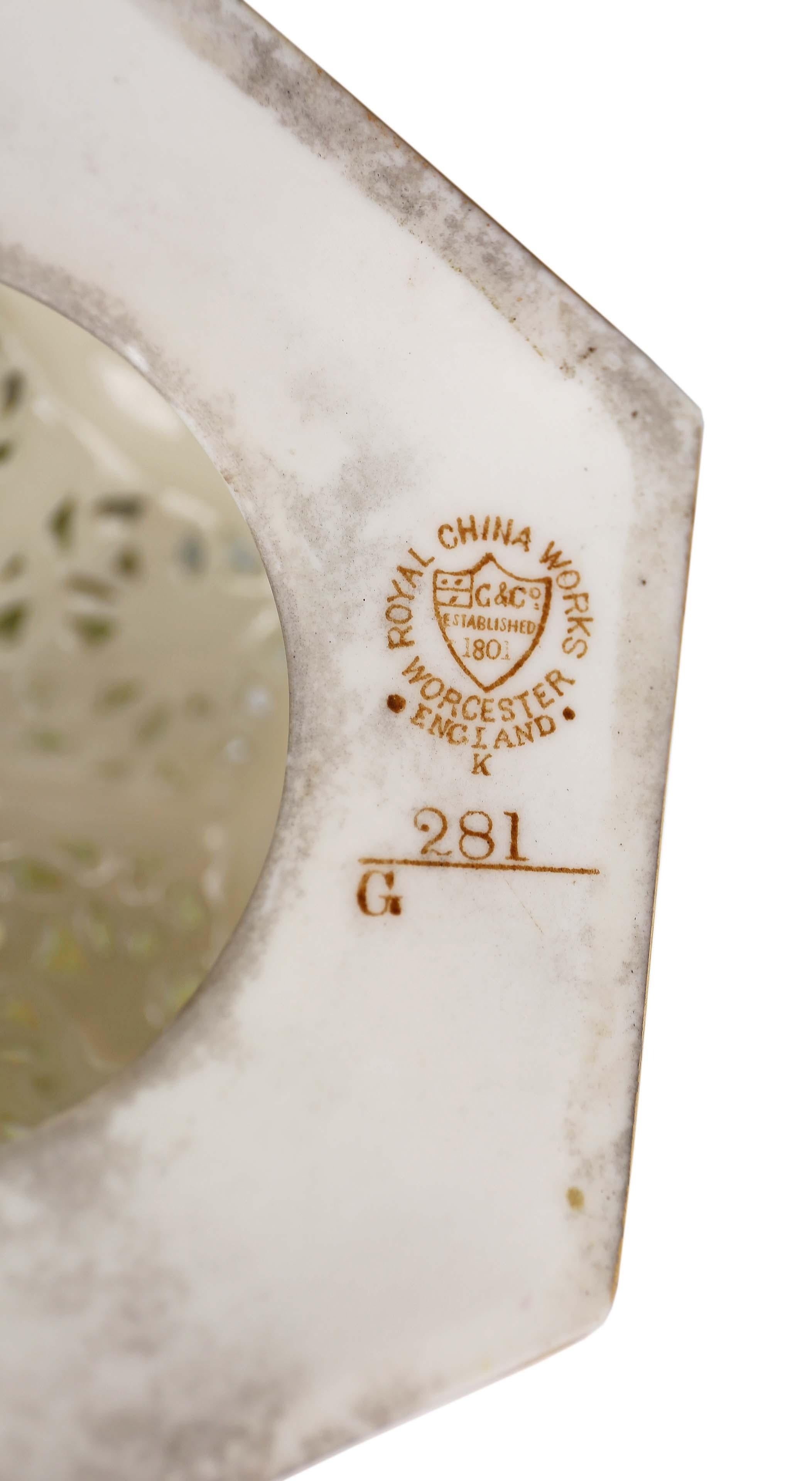 Antique late Victorian Graingers Worcester reticulated vase with lid. Date letter K, signifying 1901.
A lovely quality piece....a touch of class.
Would look amazing in the right location!
Overall maximum dimensions: 15cm diameter x 34cm high