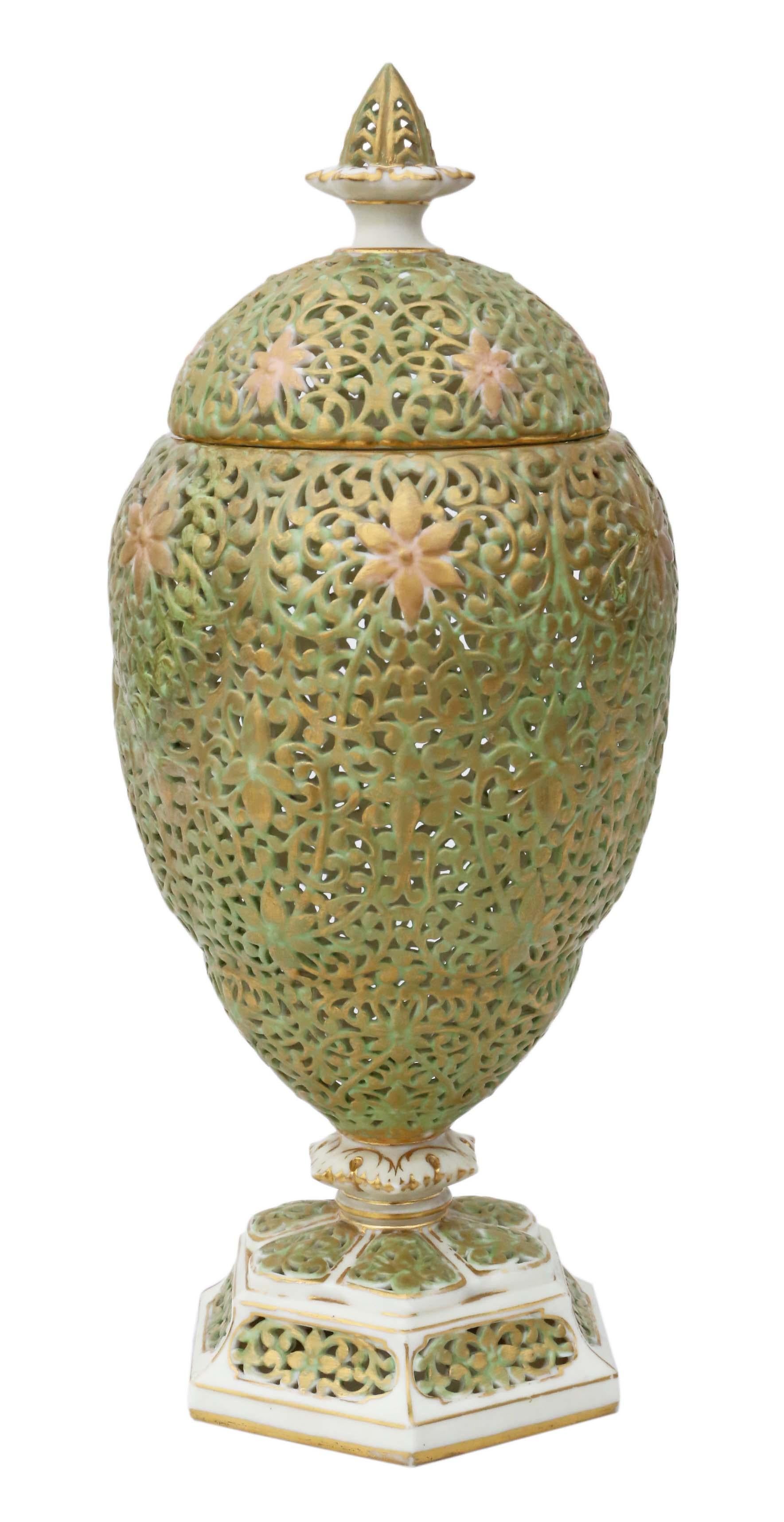Late Victorian Graingers Worcester Reticulated Vase with Lid In Good Condition In Wisbech, Cambridgeshire