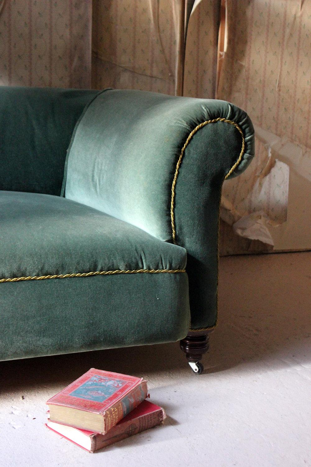 Late Victorian Green Velvet Upholstered Chesterfield Sofa, circa 1900 3