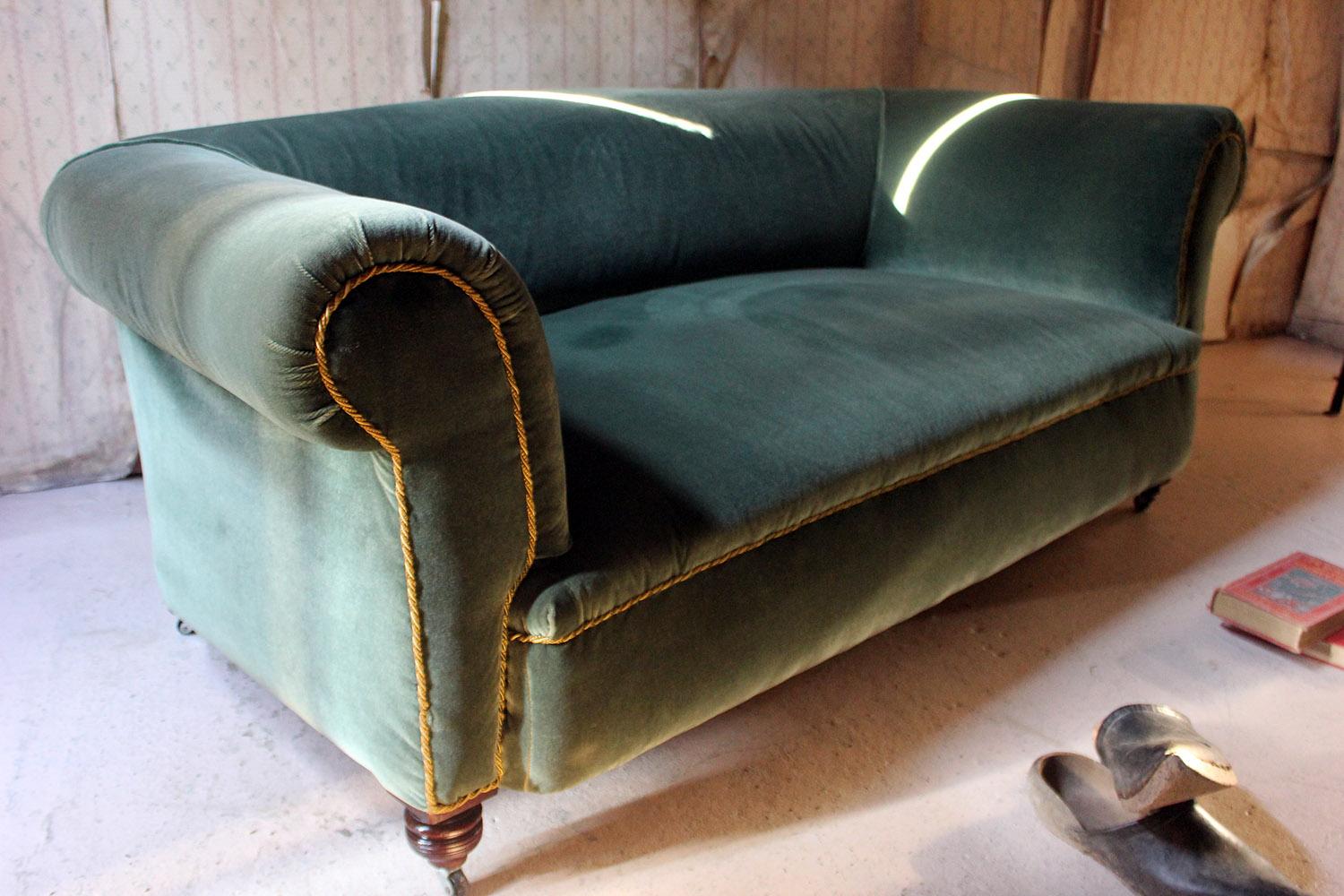 Late Victorian Green Velvet Upholstered Chesterfield Sofa, circa 1900 4