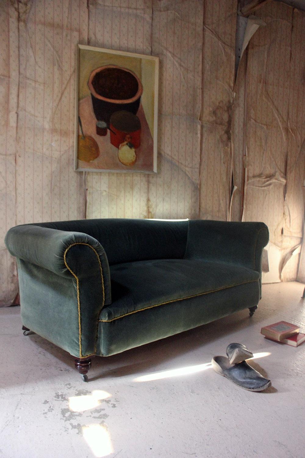 Late Victorian Green Velvet Upholstered Chesterfield Sofa, circa 1900 5